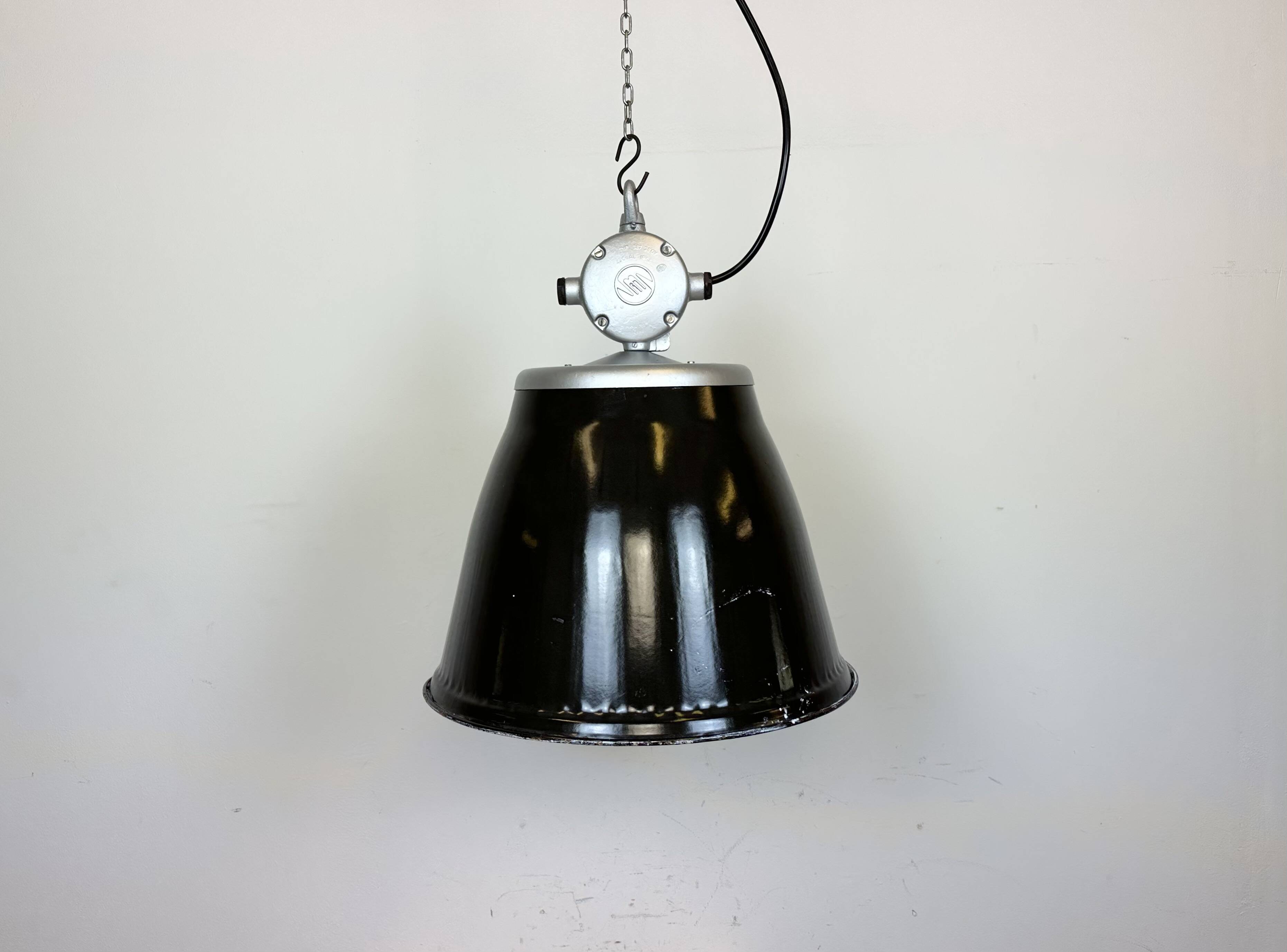 Suspension industrielle en émail noir, 1960s