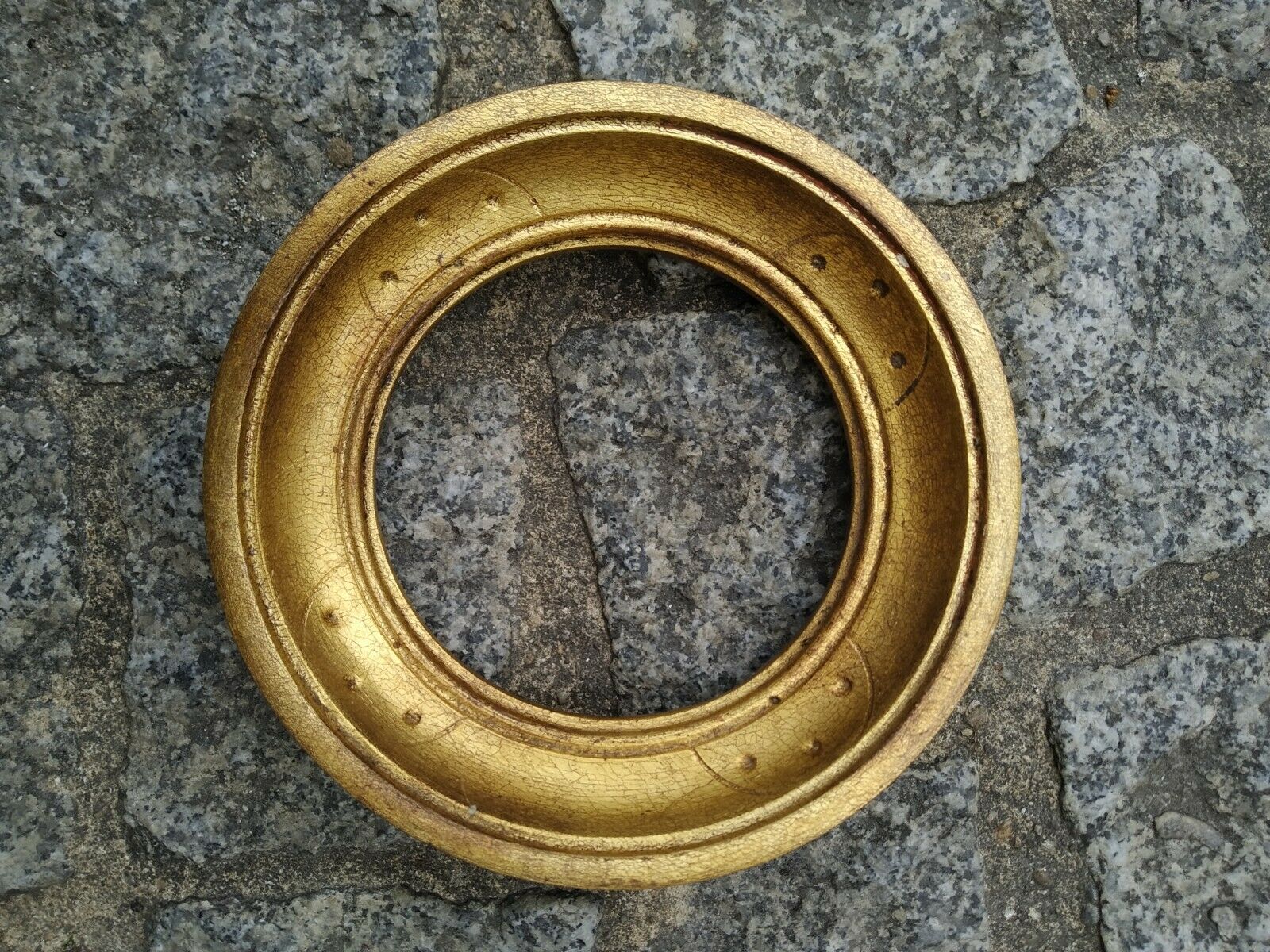 Round frame gilded wood Renaissance Italy leaf
