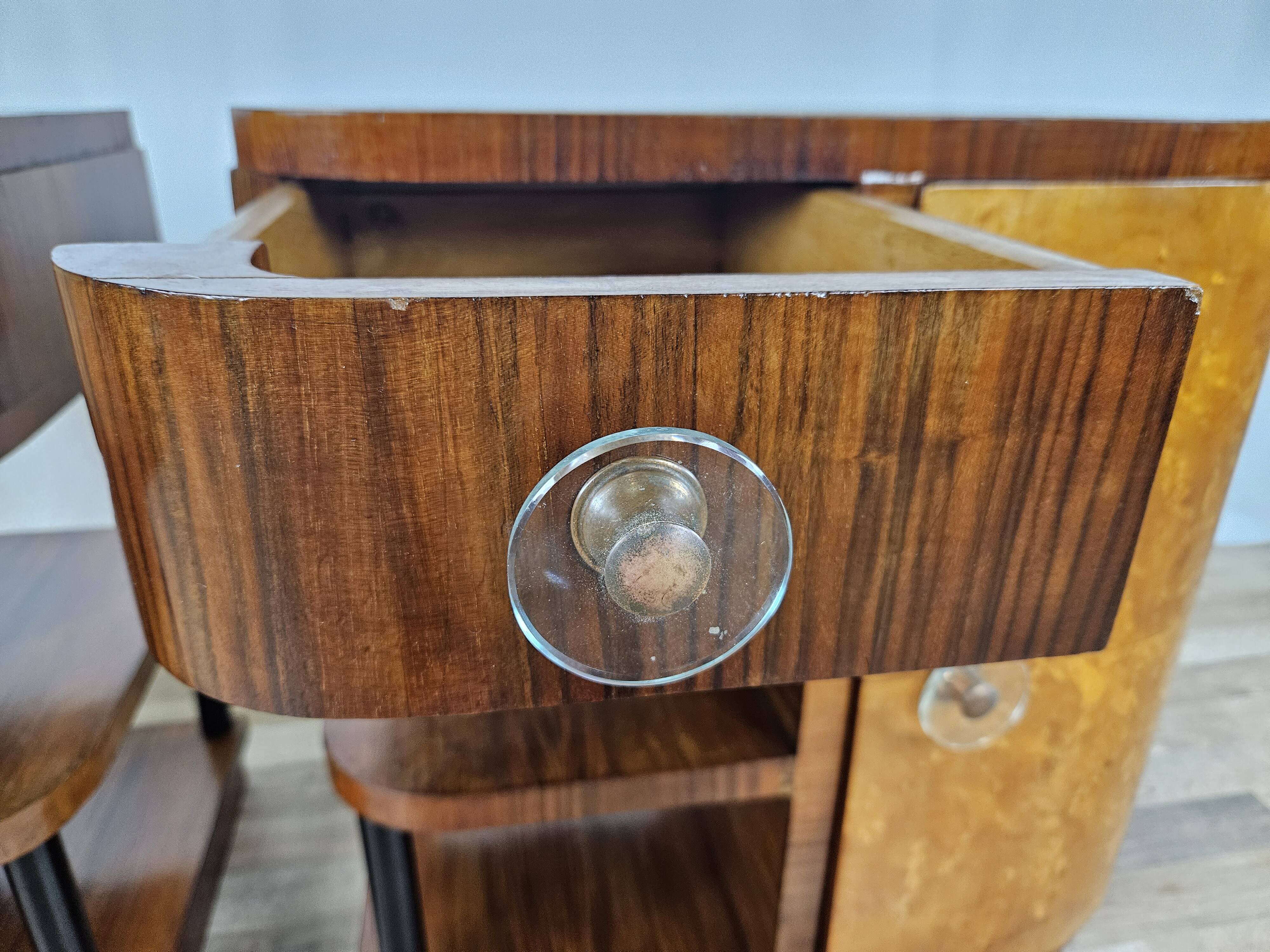 Pair of Art Decò bedside tables in walnut and thuja