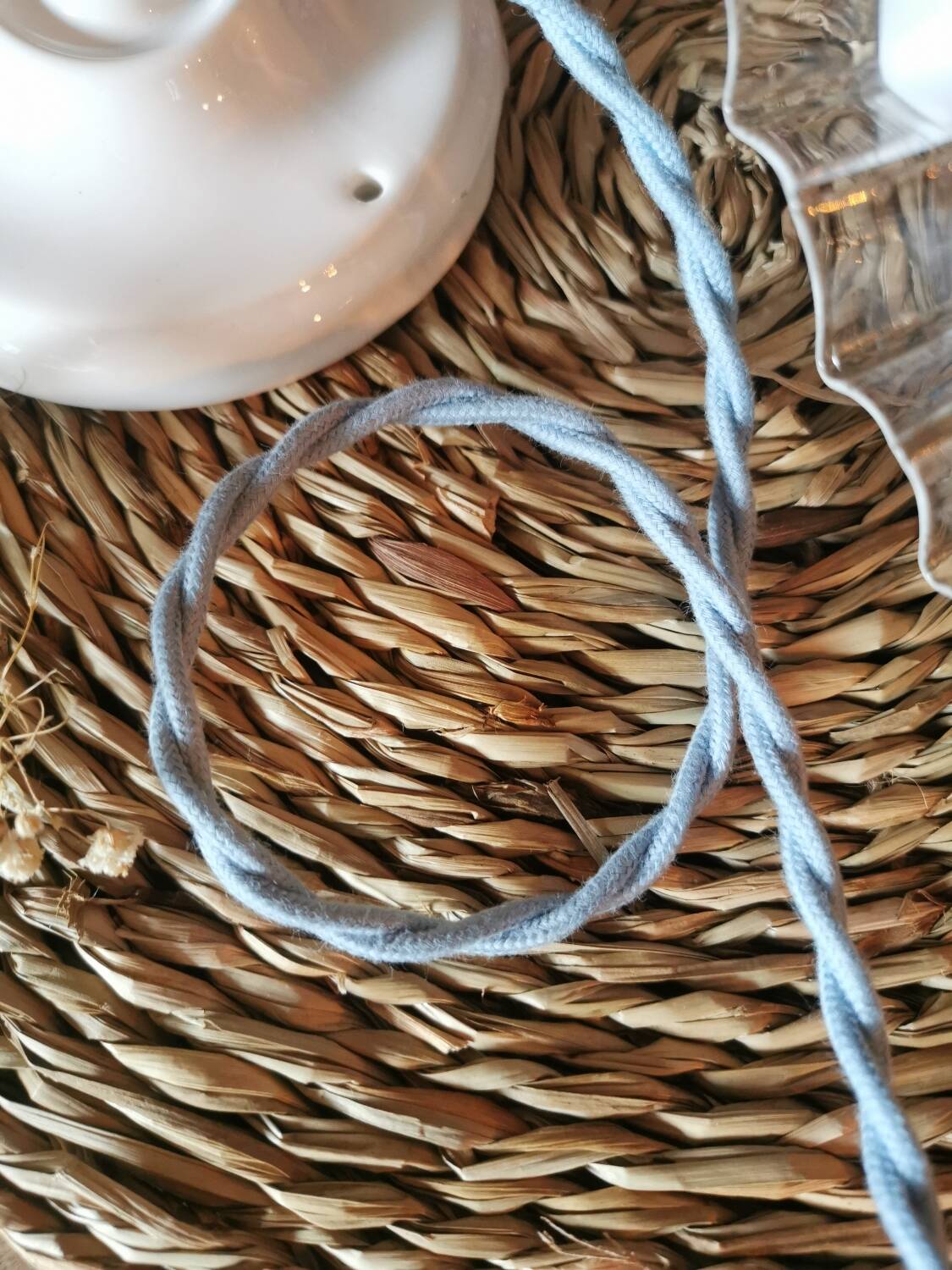 Suspension in white lace opaline, sky blue cable.