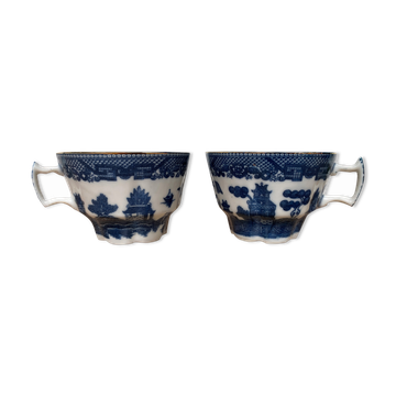 2 fine porcelain cups