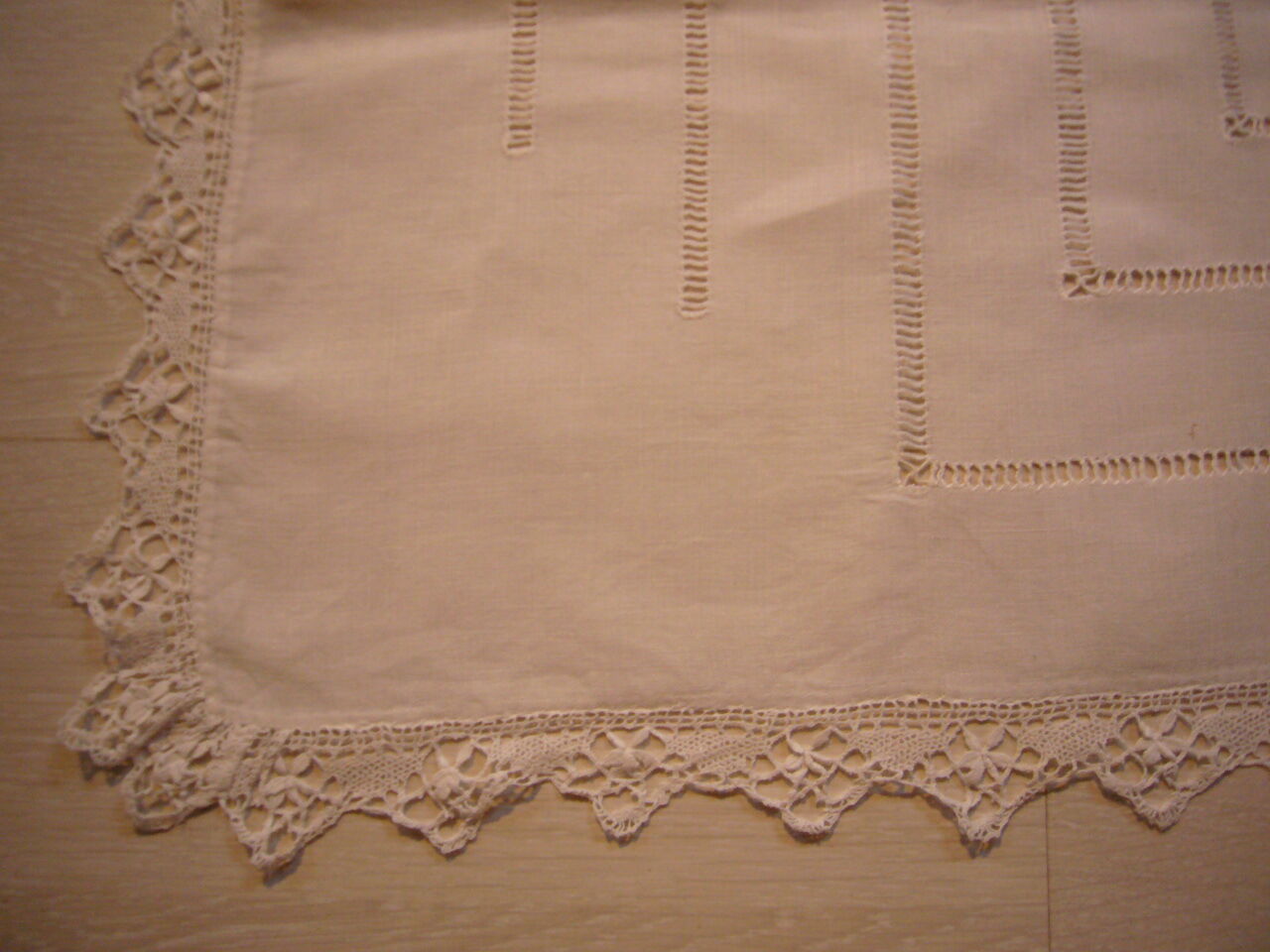 The linen thread and old lace tablecloth