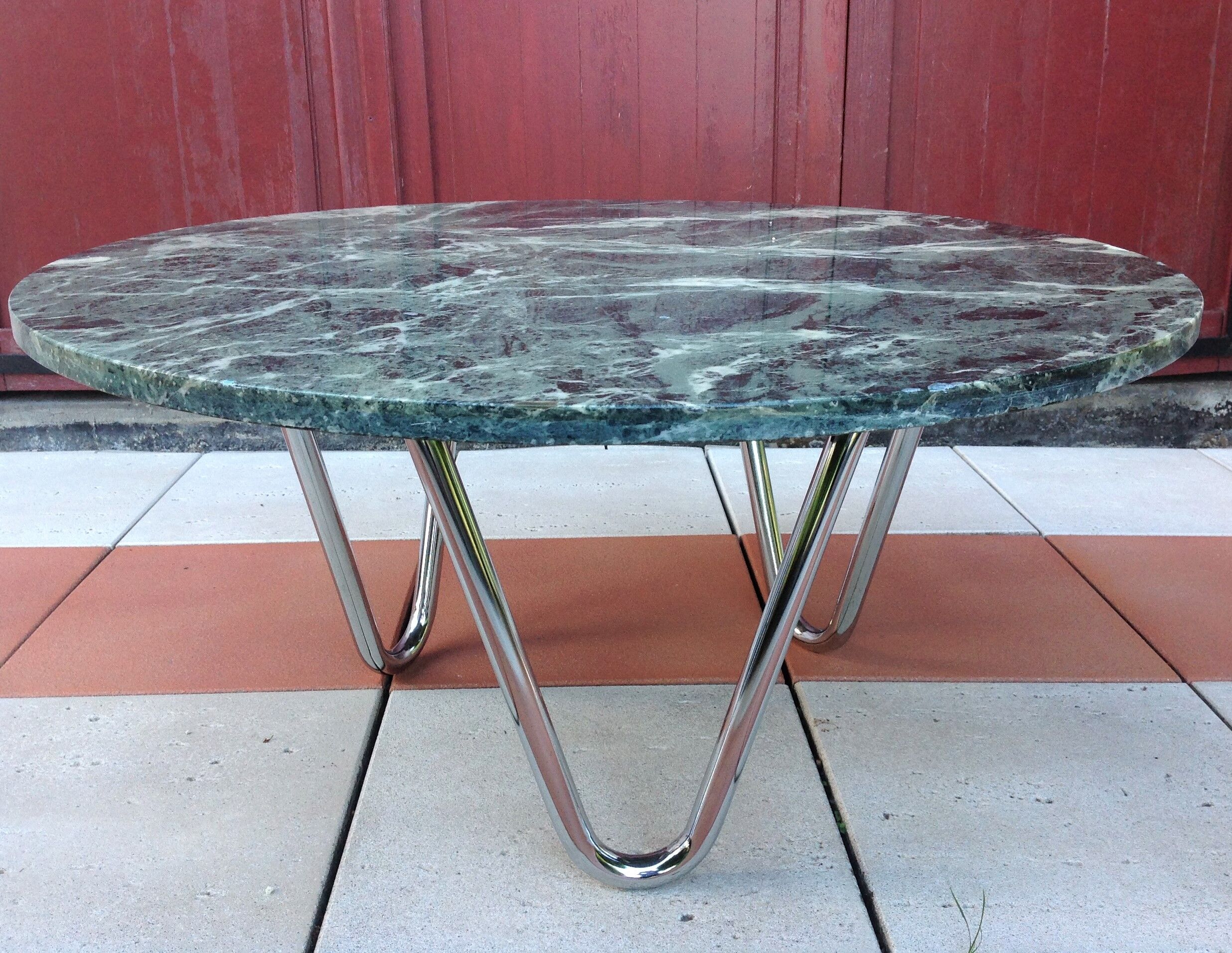 Round coffee table in green marble and chrome / vintage base 60s-70s