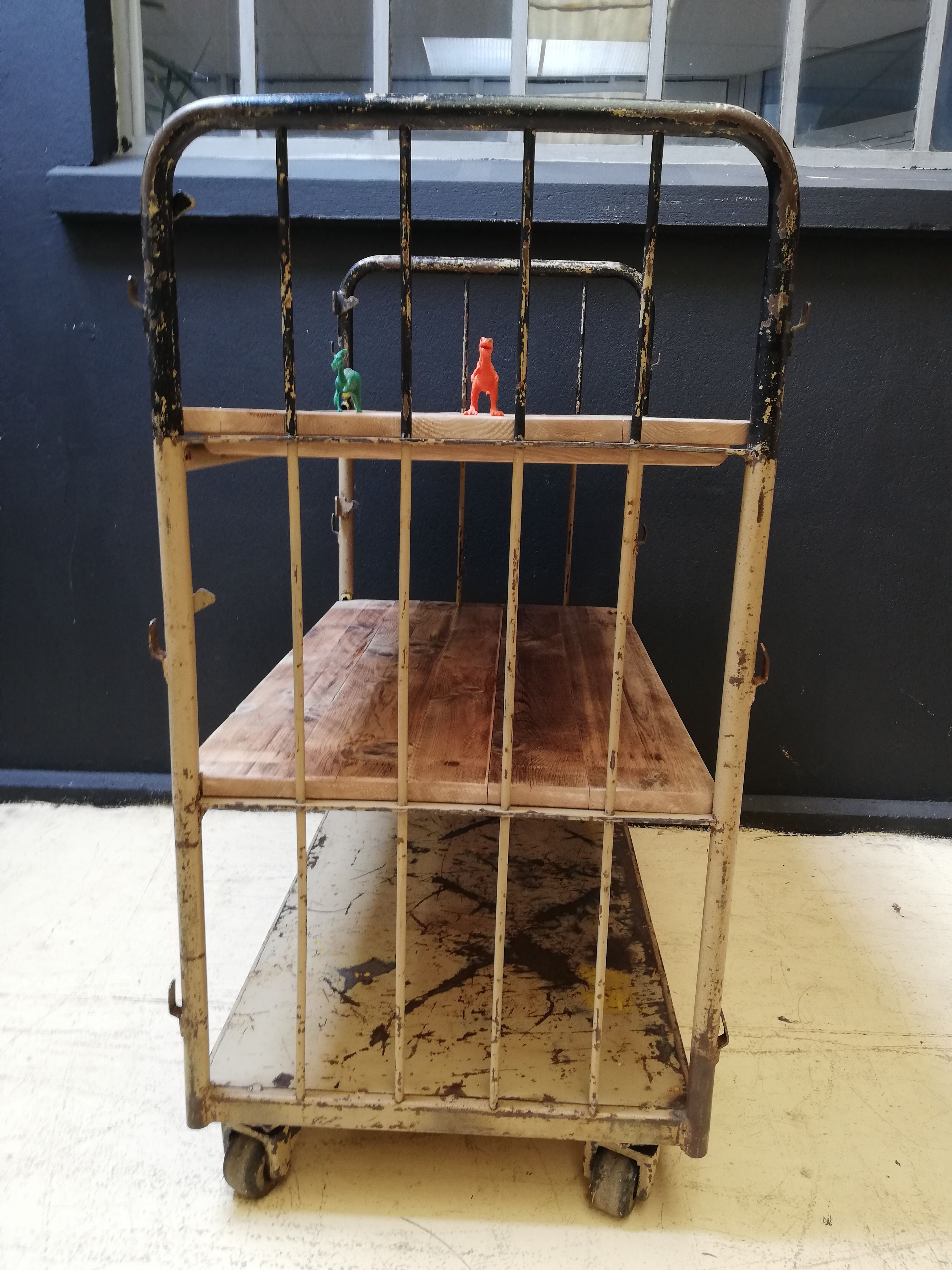 Industrial trolley, roulette shelf