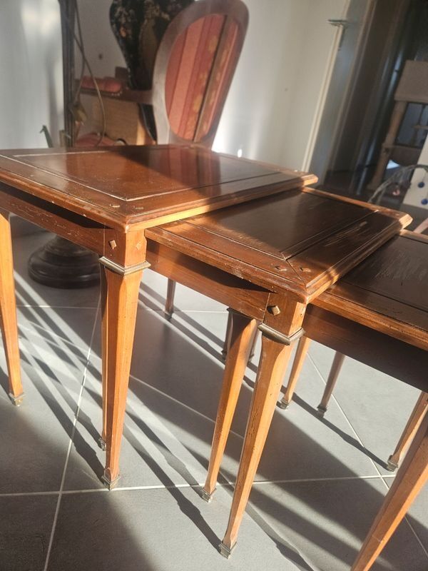 Set of 3 nesting tables in solid wood.