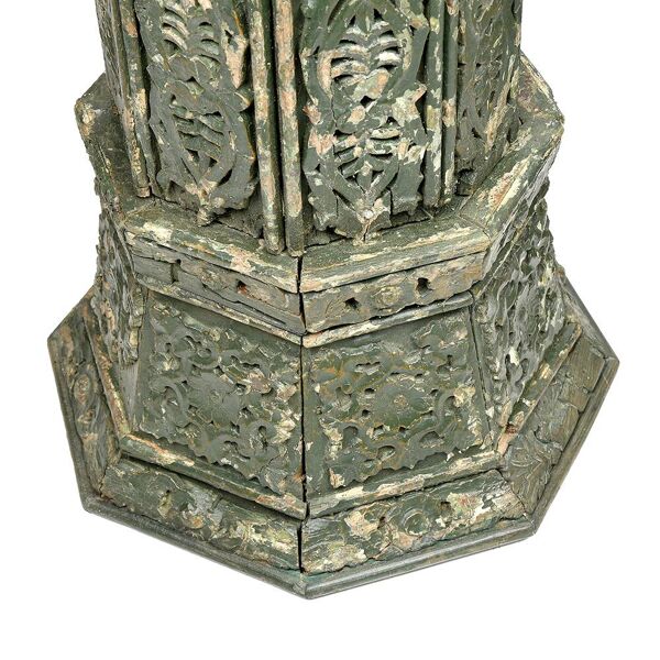 Grandes colonnes en bois sculpté