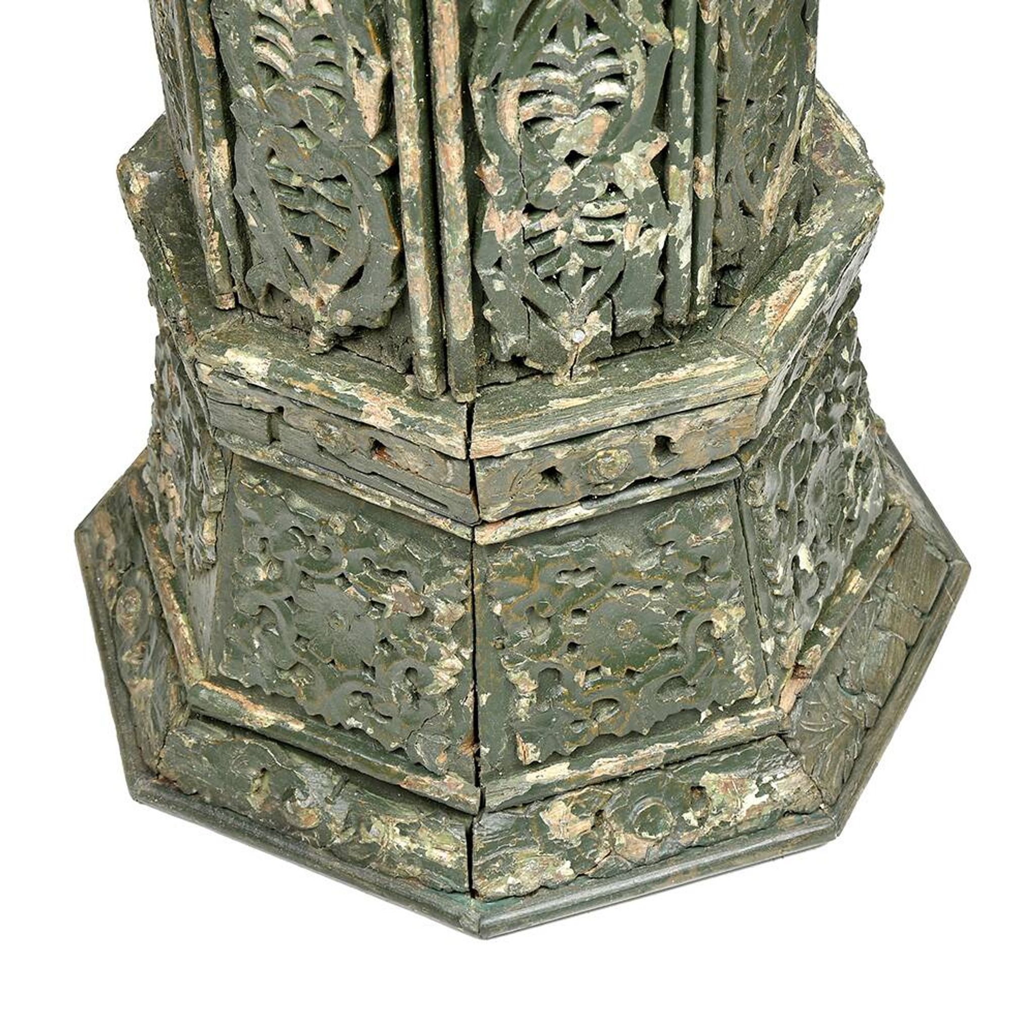 Grandes colonnes en bois sculpté