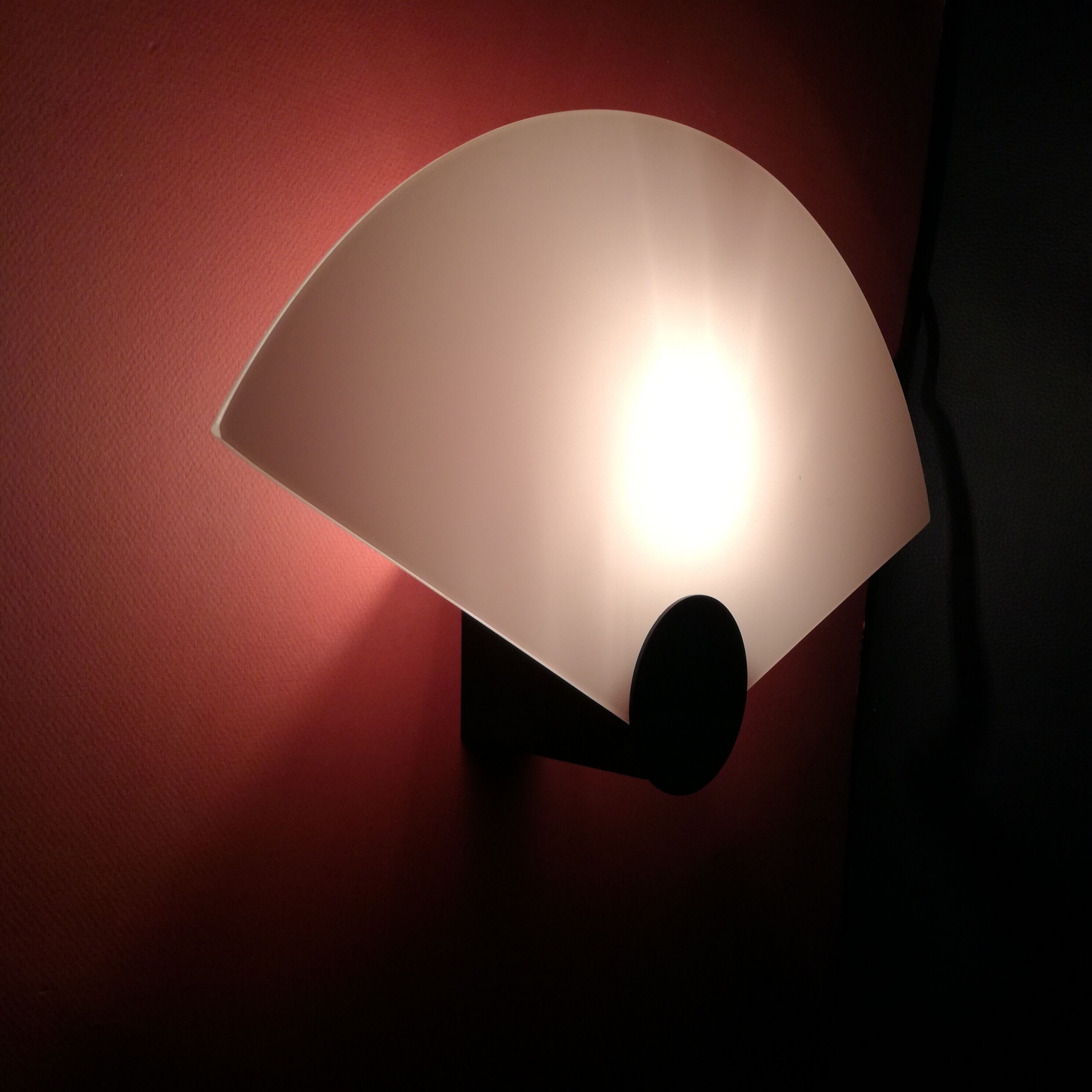 Fan-shaped wall lamp, opaline glass Ø42