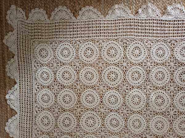 Dessus de lit au crochet beige vintage