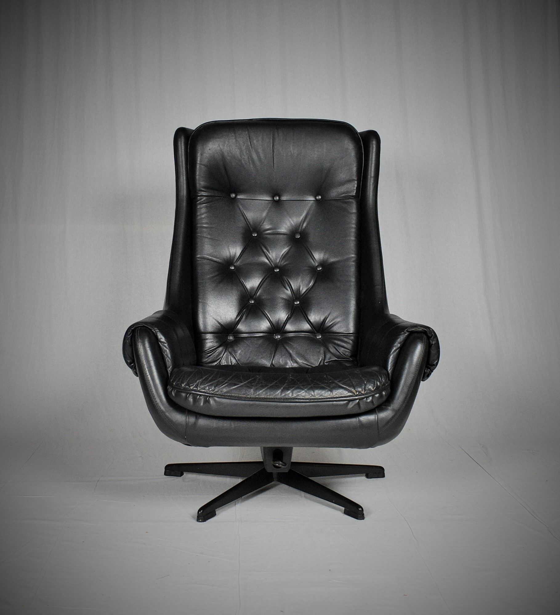 Design Scandinavian Leather Armchair / Lounge Chair by Peem, 1970´s.