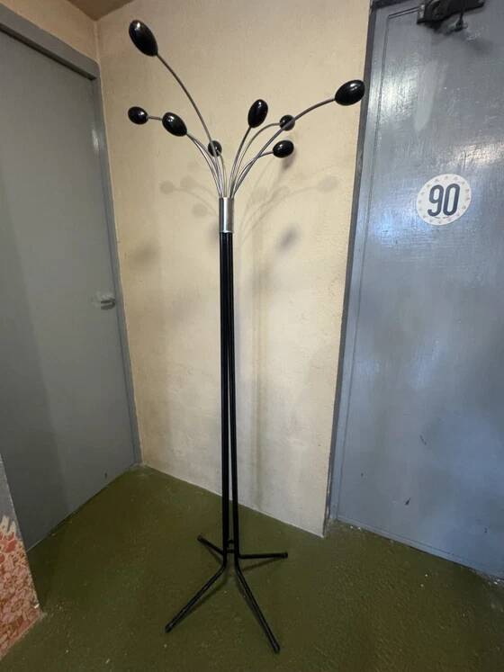 Italian design coat rack – Chrome metal and black lacquer – 1960s-1970s