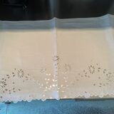Linge ancien brodé Richelieu dessus commode  cheminée