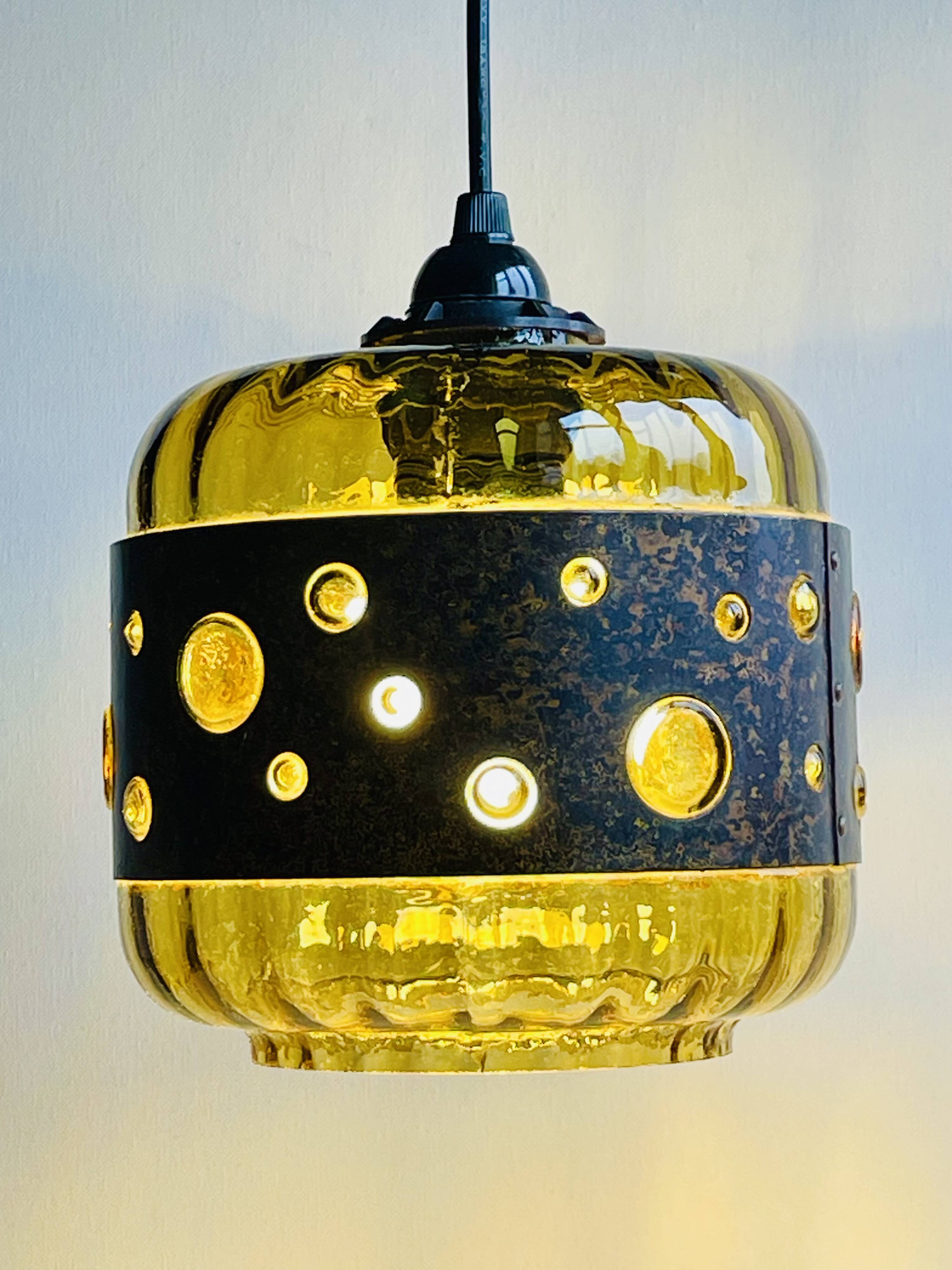 Vintage brutalist pendant lamp in green glass / copper. Nanny Still. 1960s