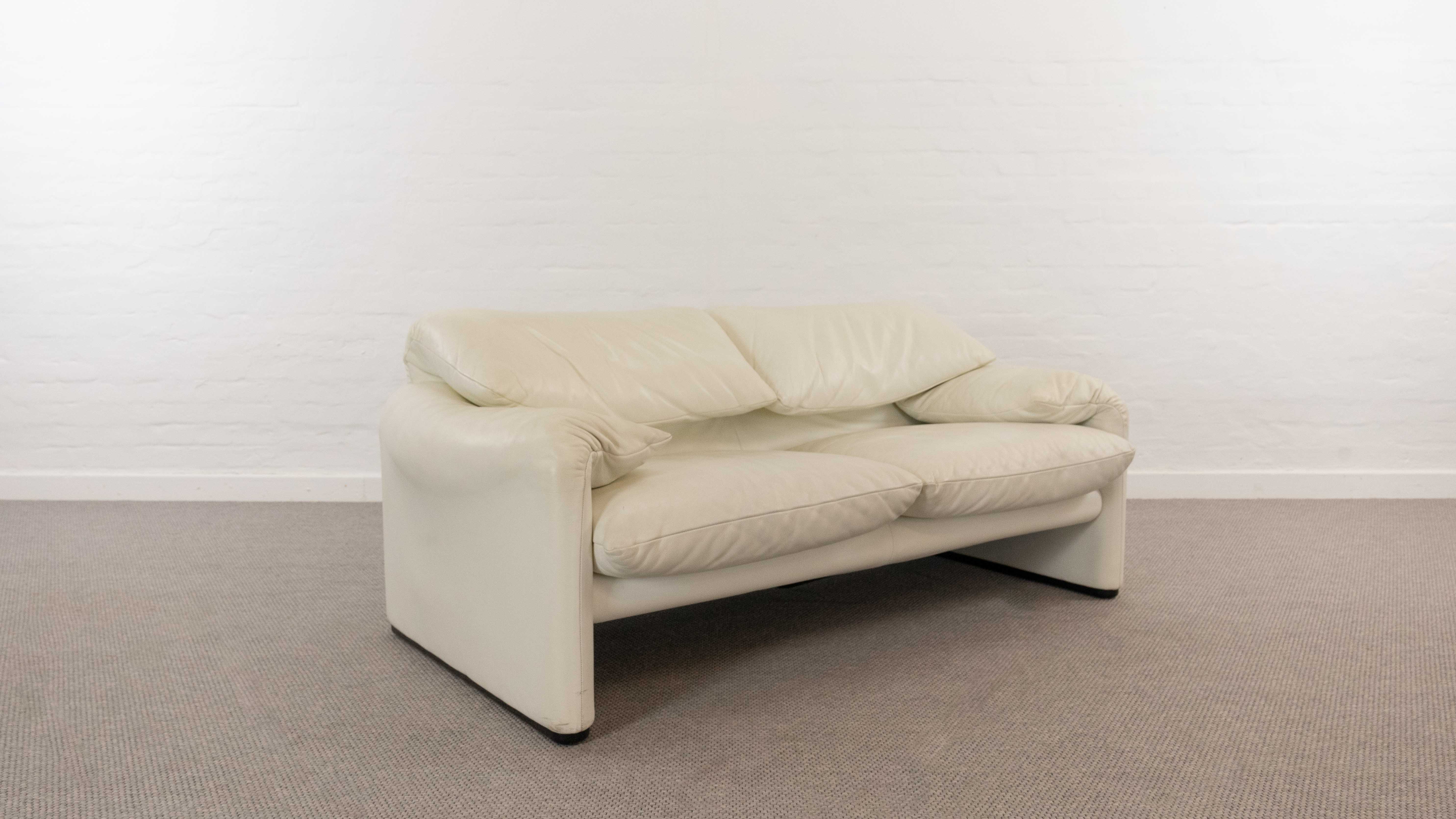Maralunga 2-seater sofa in white leather by Vico Magistretti for Cassina