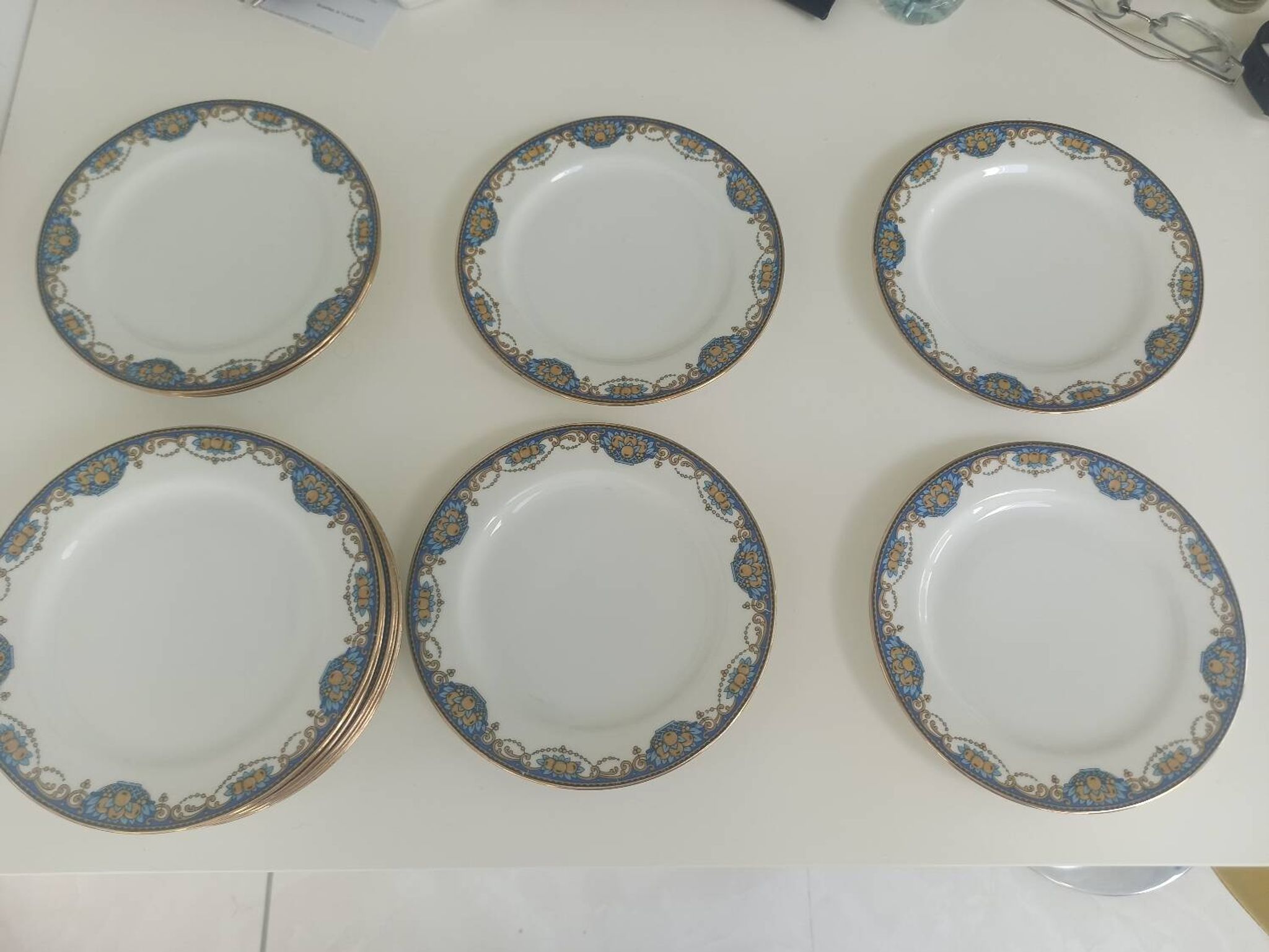 12 assiettes en porcelaine de Limoges à décor de guirlandes et de fruits