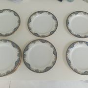 12 assiettes en porcelaine de Limoges à décor de guirlandes et de fruits