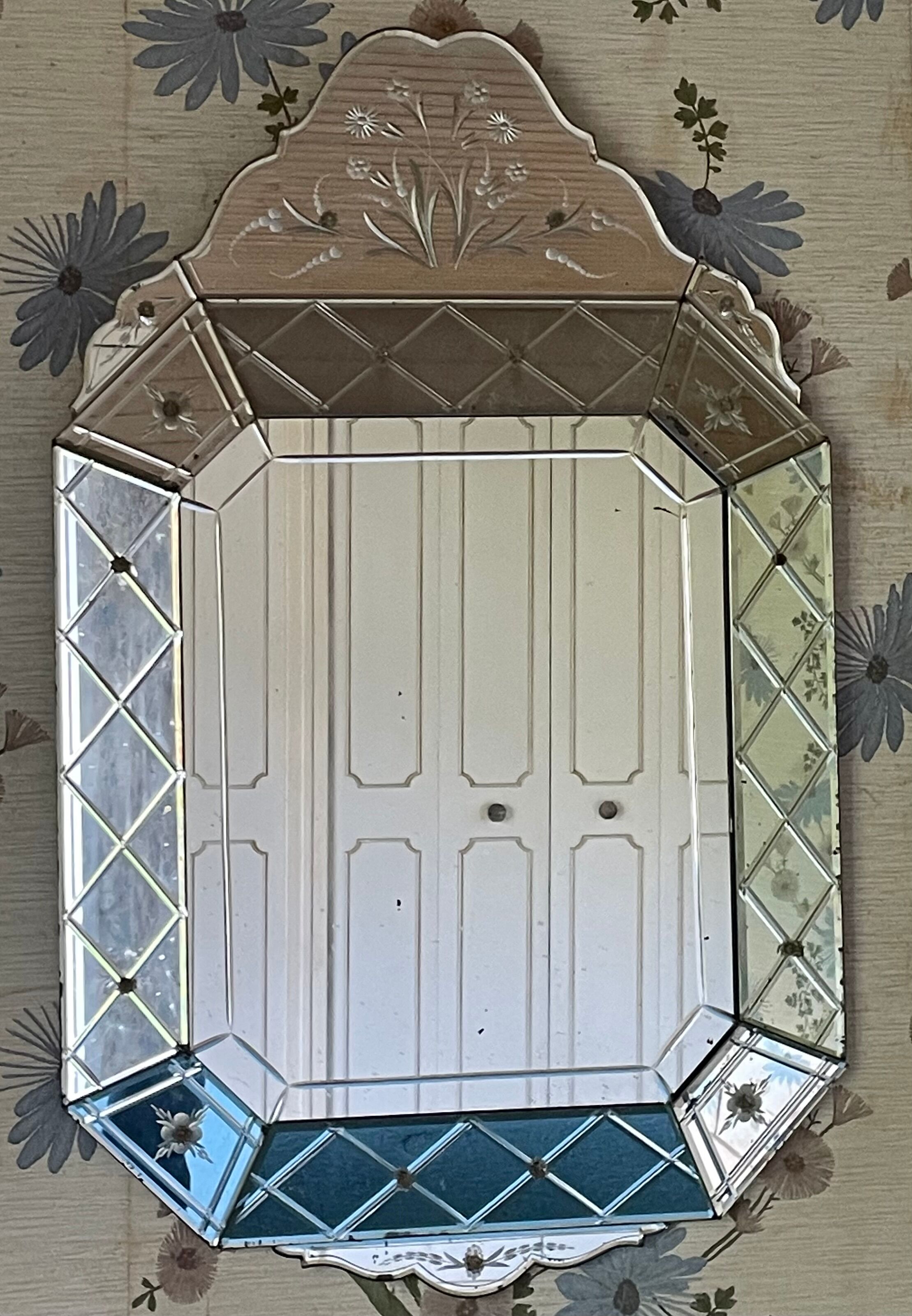Venetian mirror with pareclose 19th / 20th century Height 80 cm