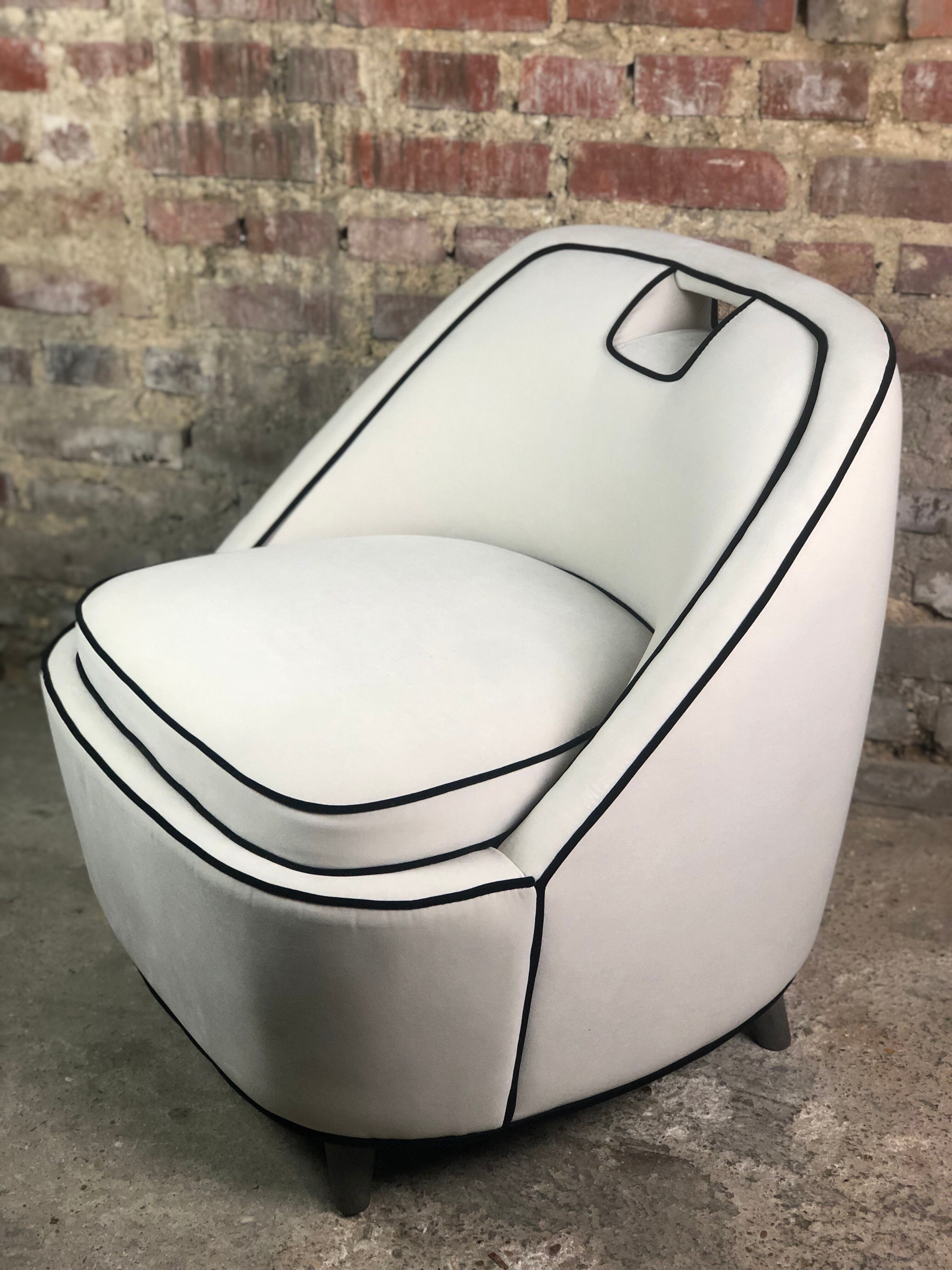 Fauteuil rétro vintage 80's en velours blanc gansé noir