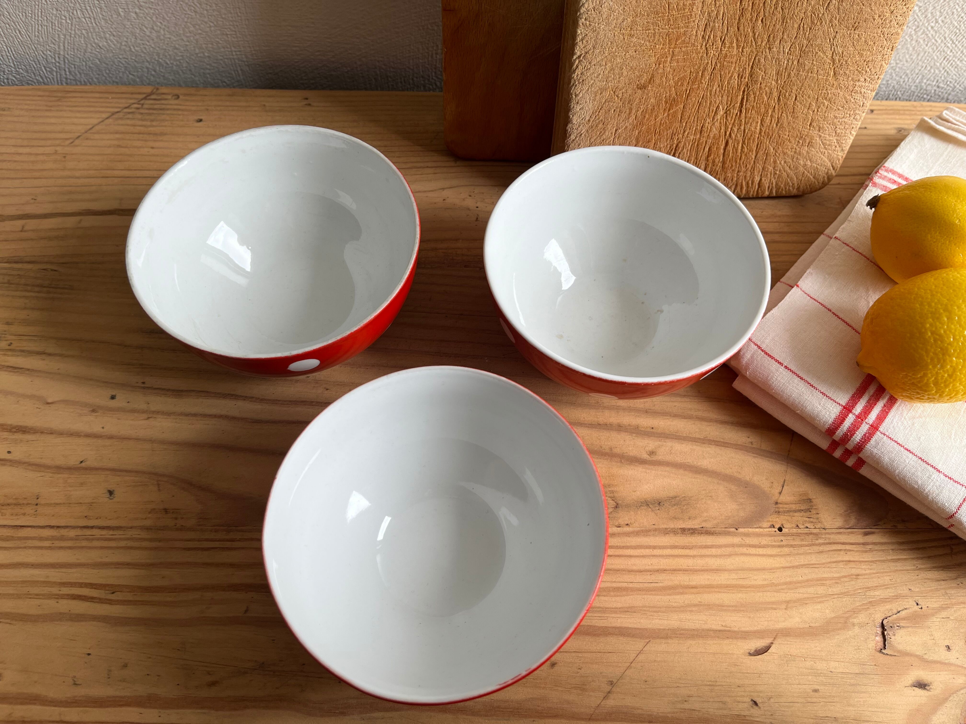 3 porcelain bowls Longchamp red pea white