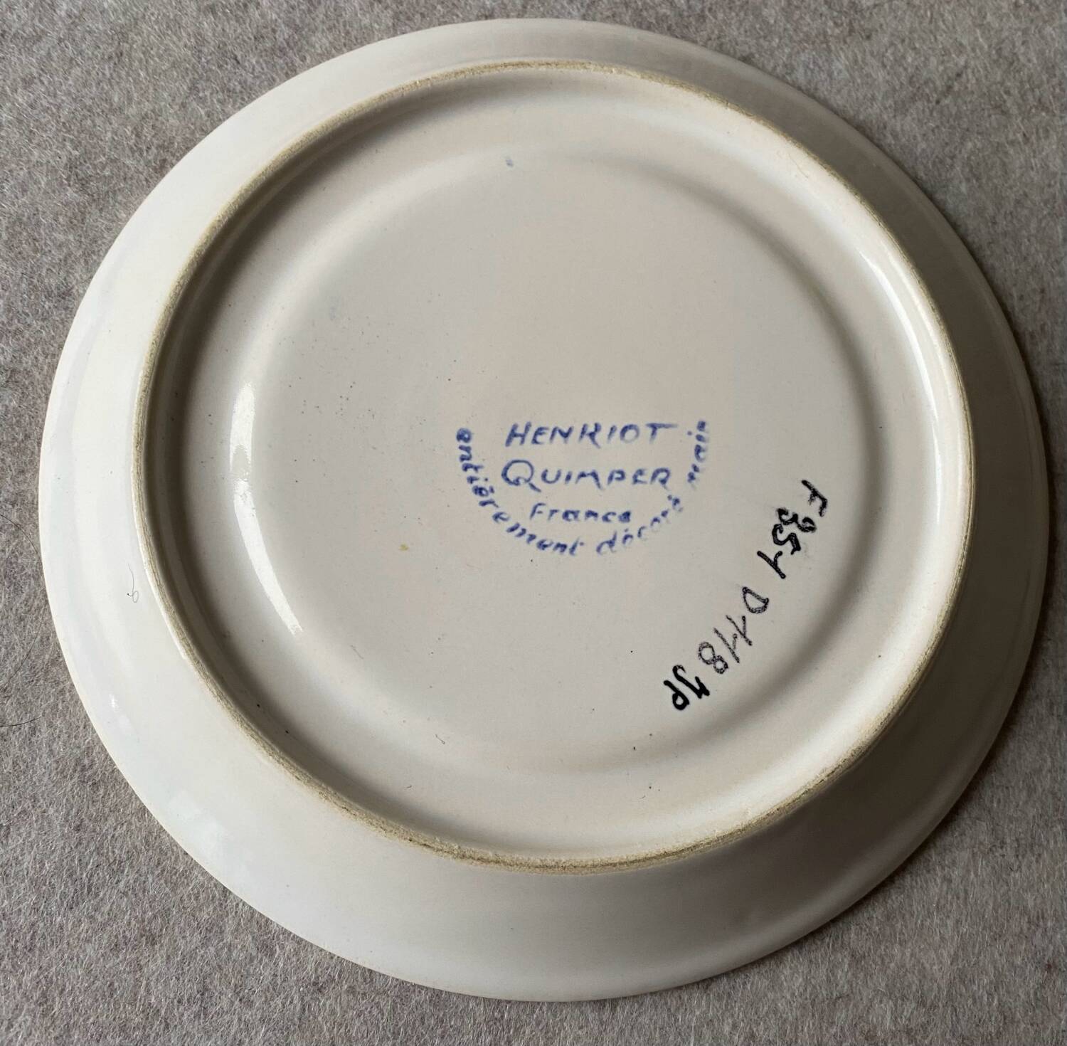 Petite assiette peinte à la main Quimper Henriot.