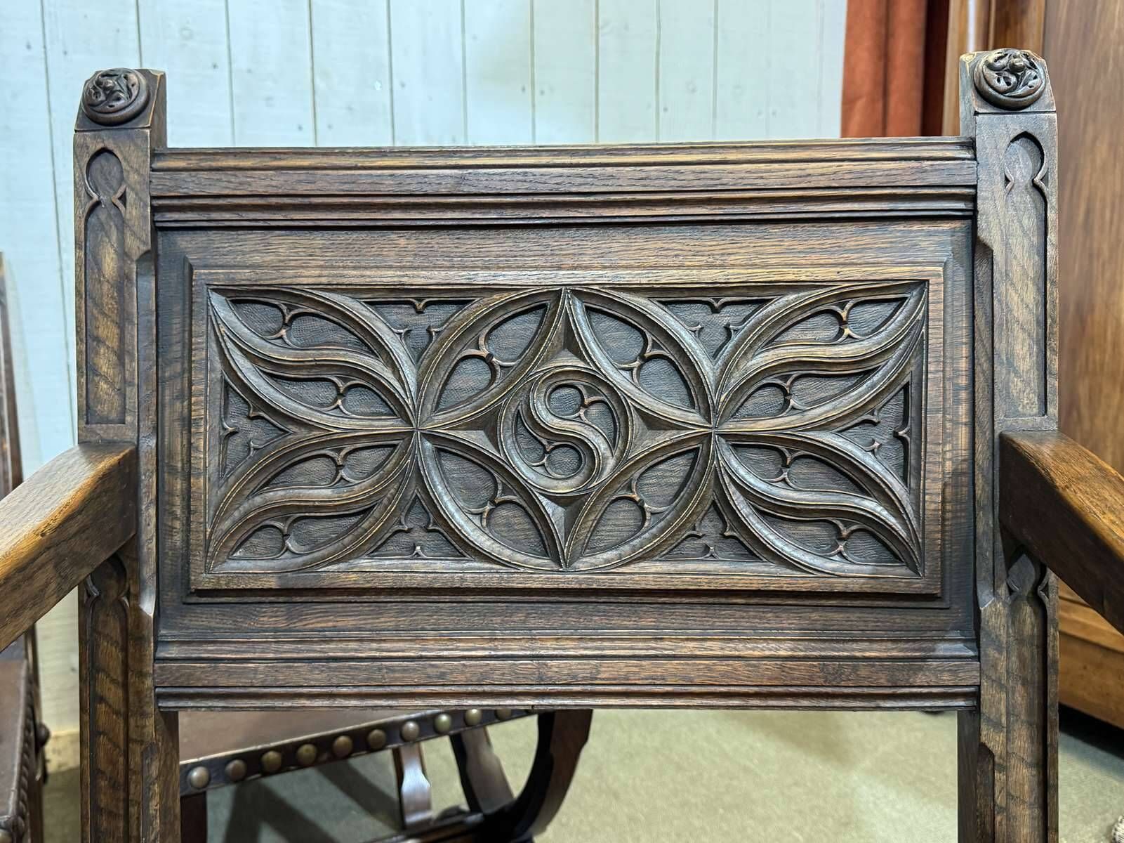 Suite de 6 chaises et 2 fauteuils en chêne et cuir à décor gothique