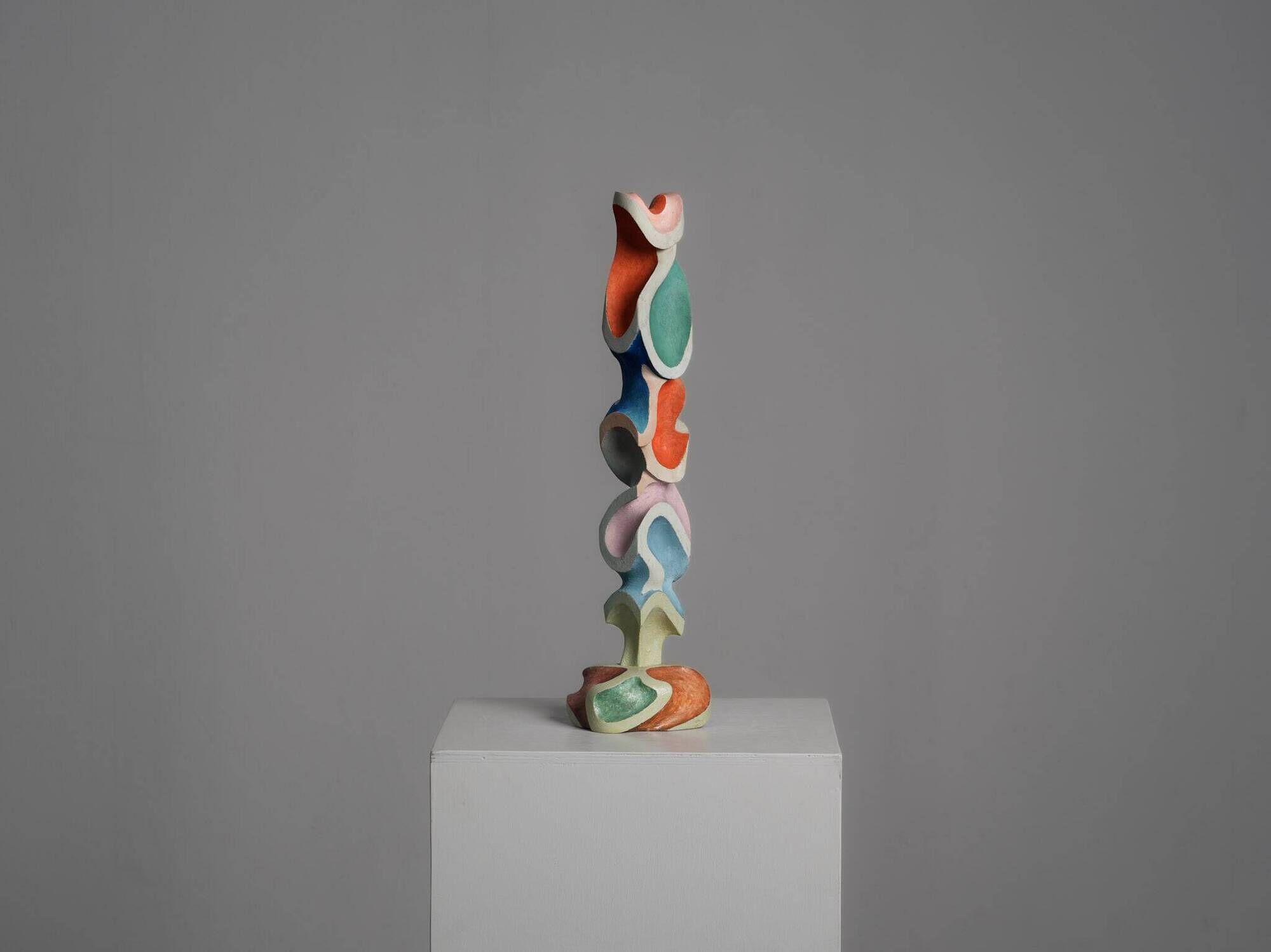 Sculpture en bois polychrome abstraite, attribuée à Ivan Stoyanov, Bulgarie, 1981