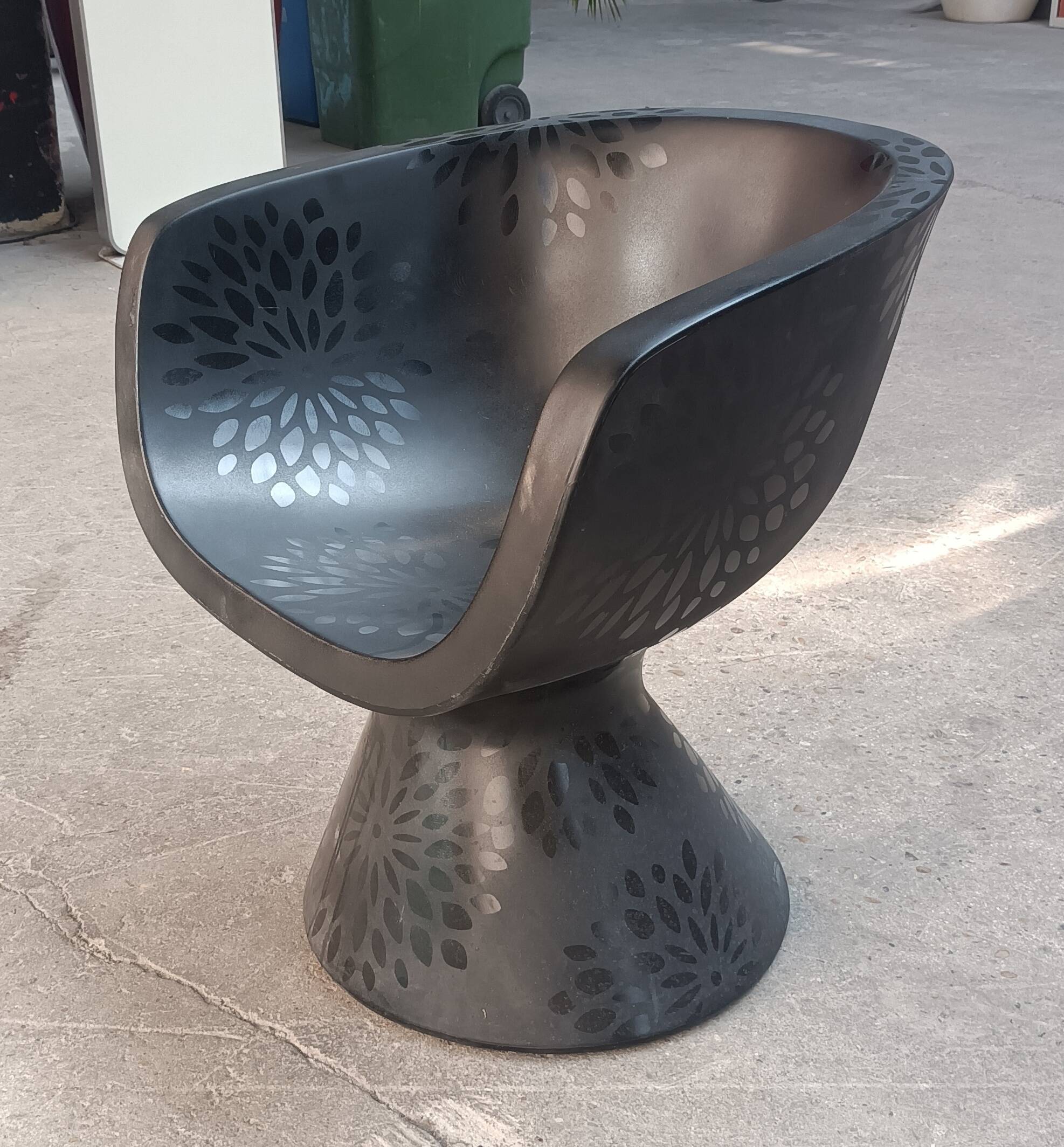 Zanotta dora black armchair