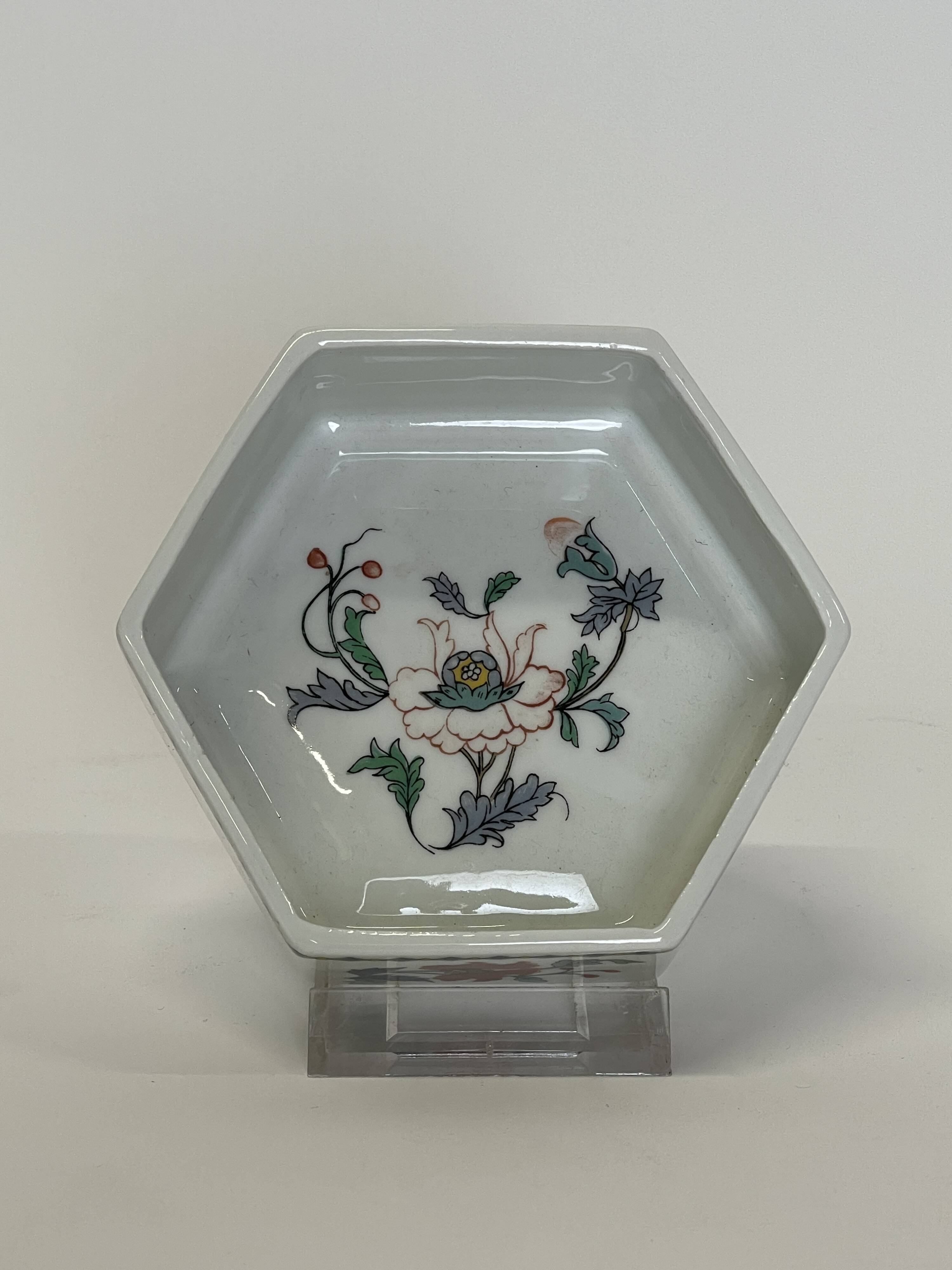 Service de table en porcelaine de Paris modèle décor Pavot, 21 pièces