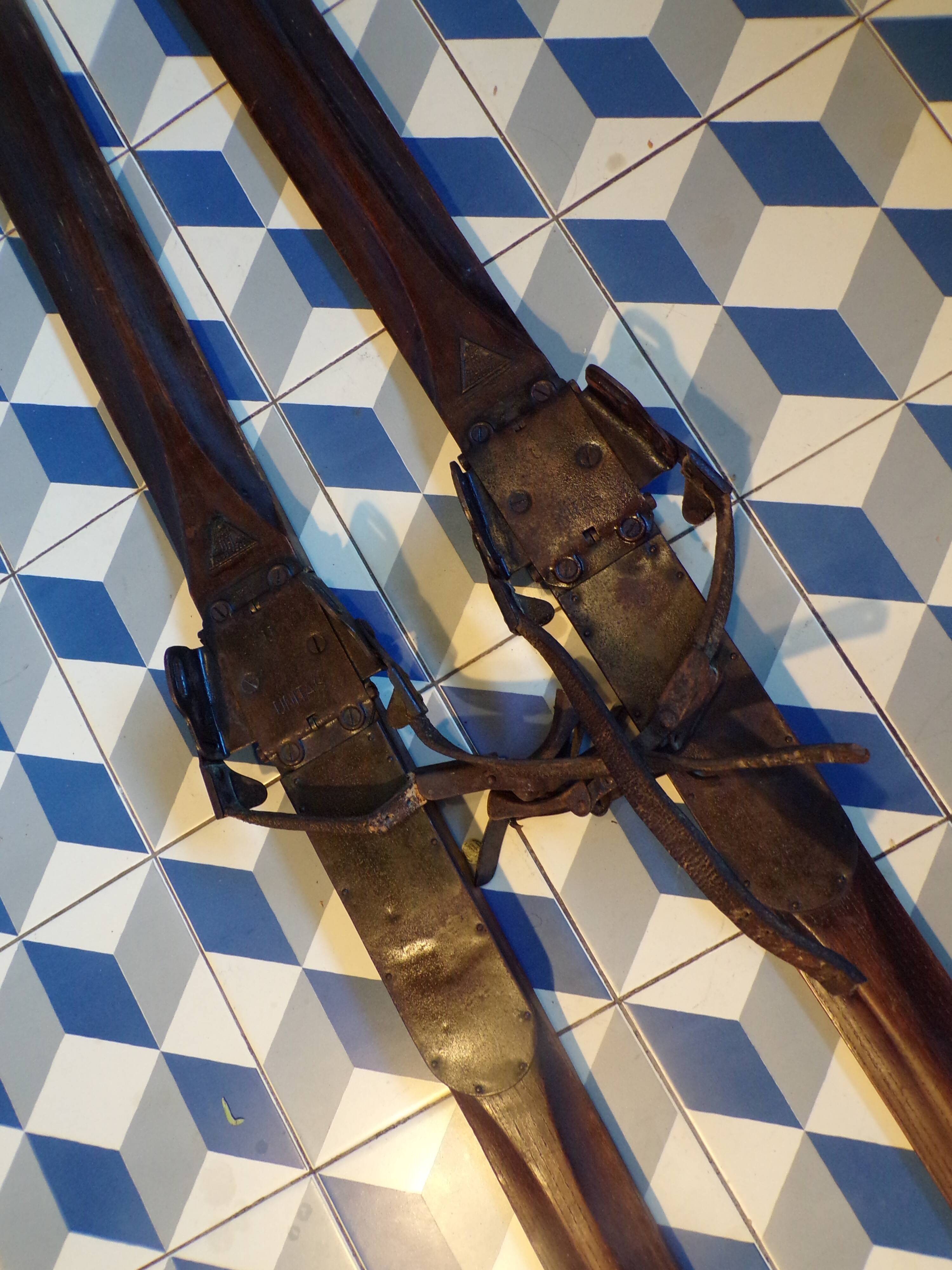 Paire d eskis vintage en bois L=198cm