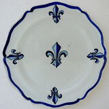 White-blue earthenware plate centered on a lily flower