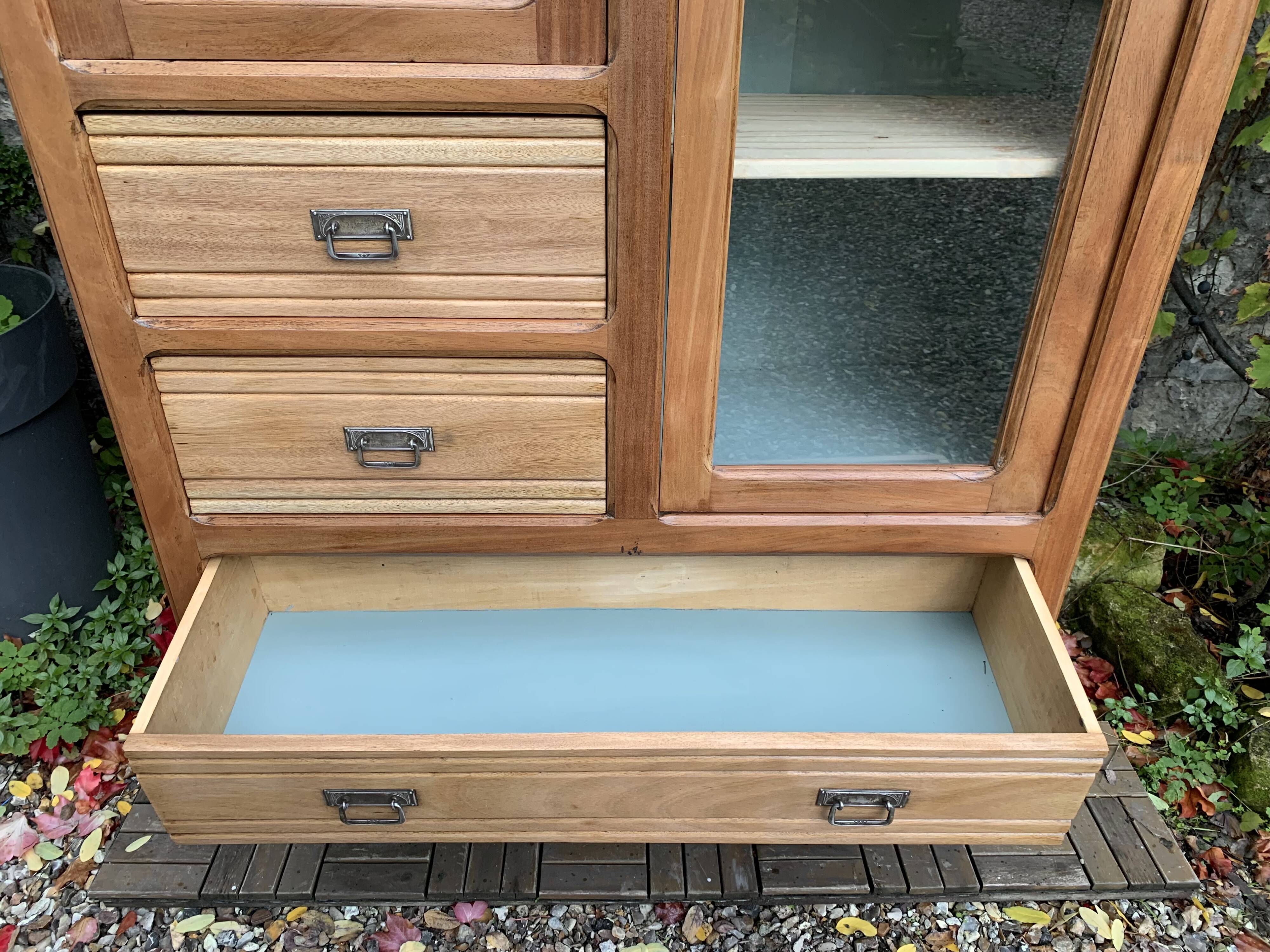 Armoire parisienne d’hôtel vitrée bois brut 1930