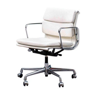Fauteuil Soft Pad EA 217 blanc de Charles & Ray Eames édition Vitra