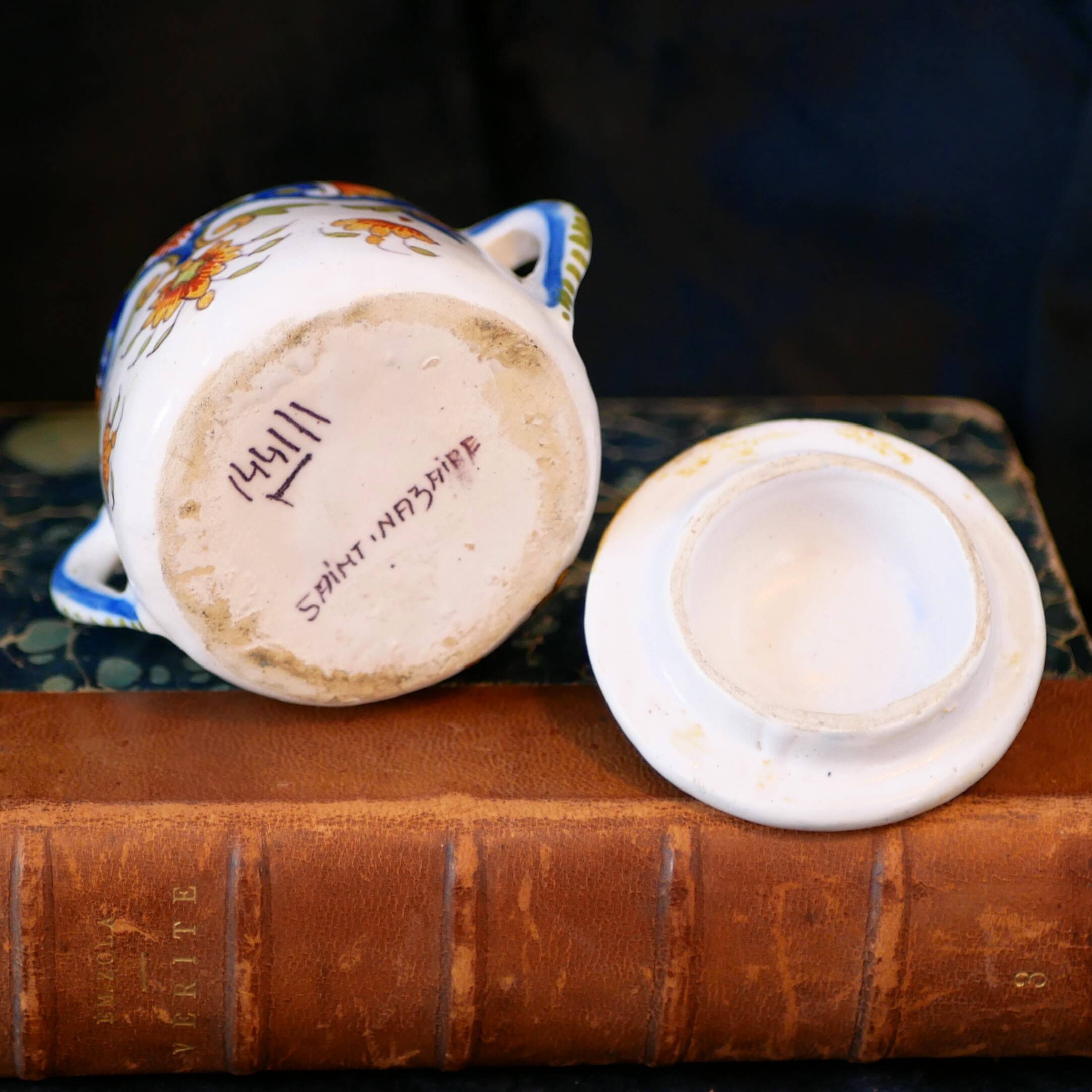 Sucrier ancien de Rouen décoré des armoiries de Saint-Nazaire