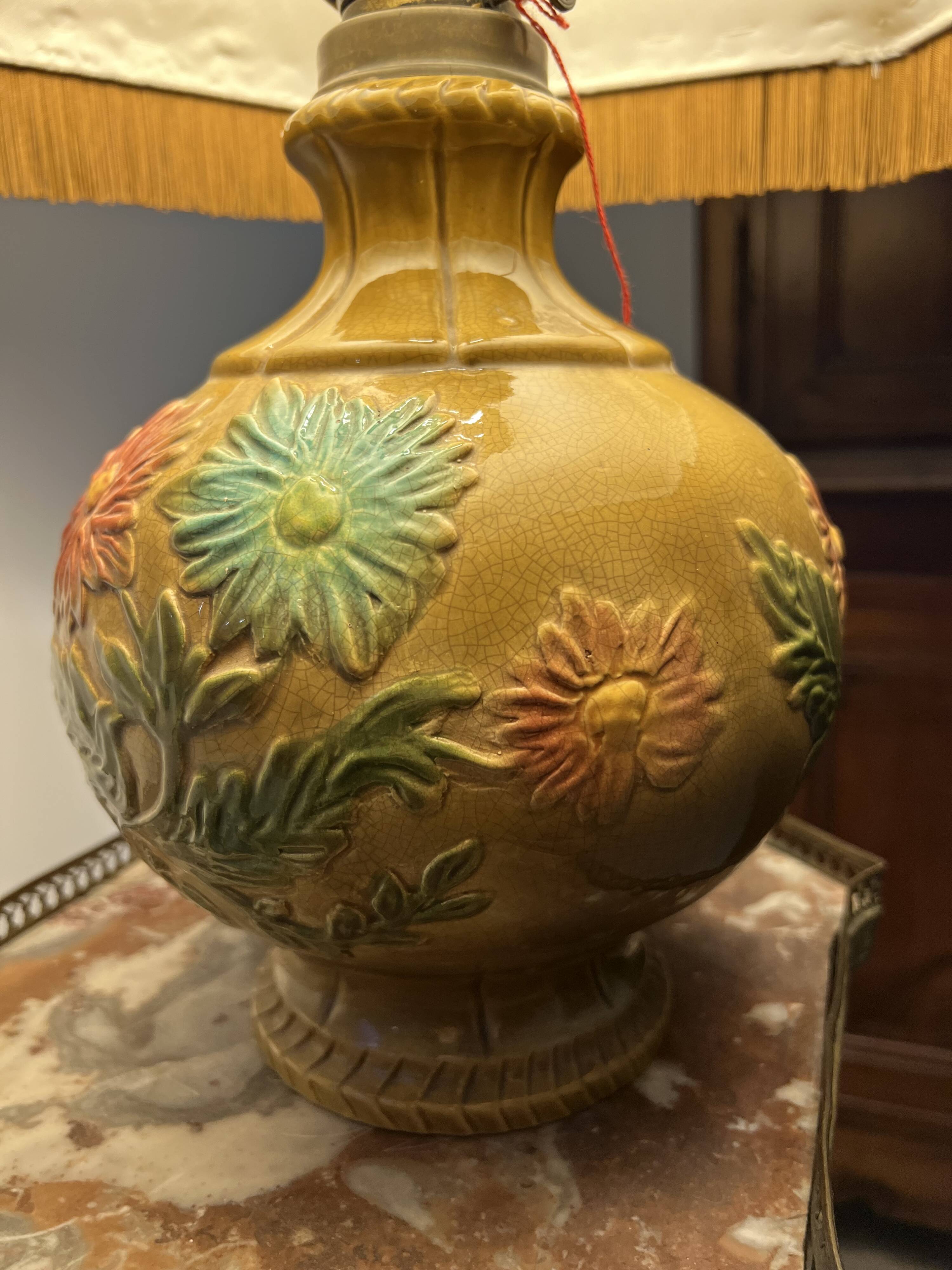 Ceramic table lamp with flower decor