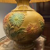 Ceramic table lamp with flower decor