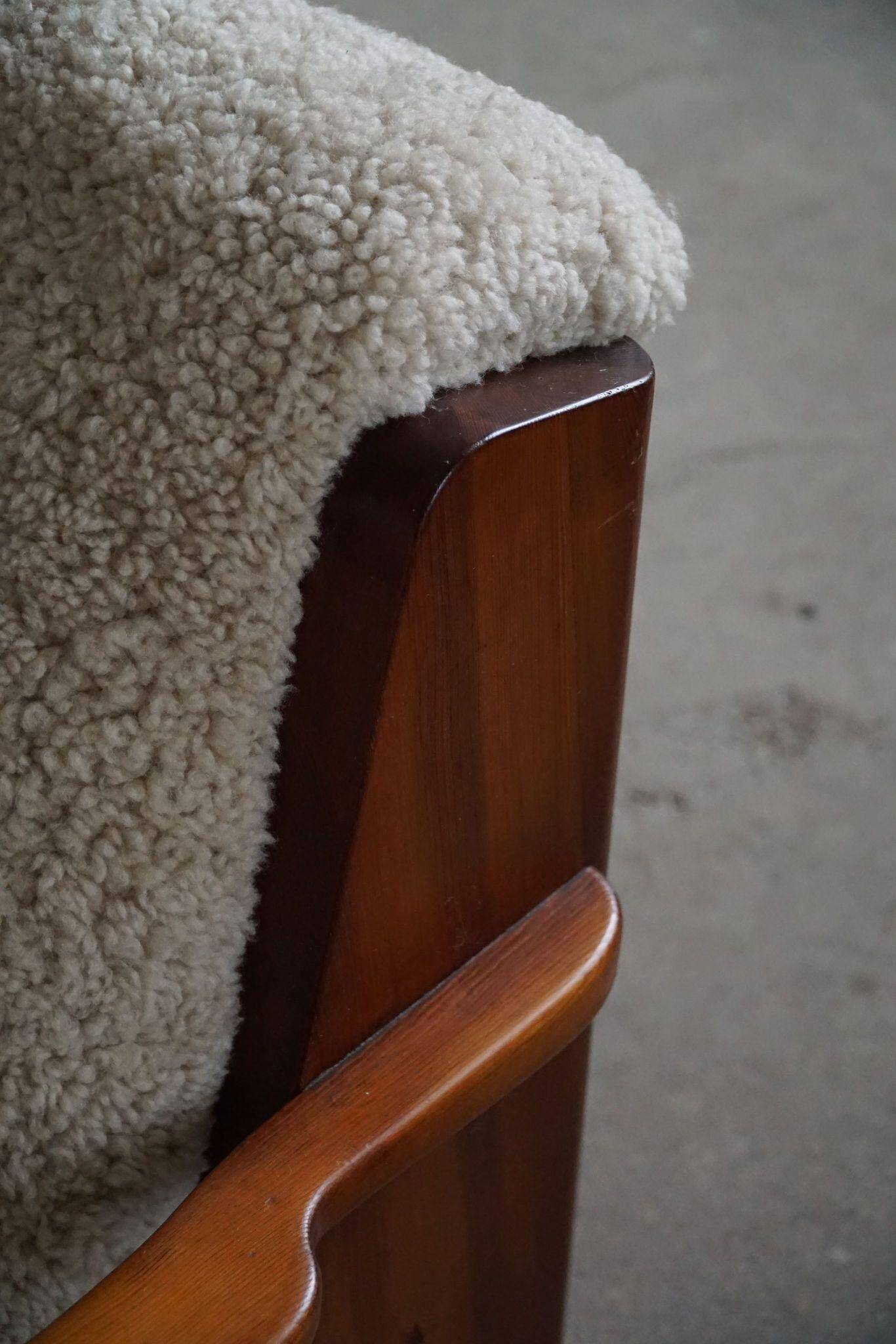 Modern Swedish two-seater independent sofa bed in pine and lambswool, 1950s.