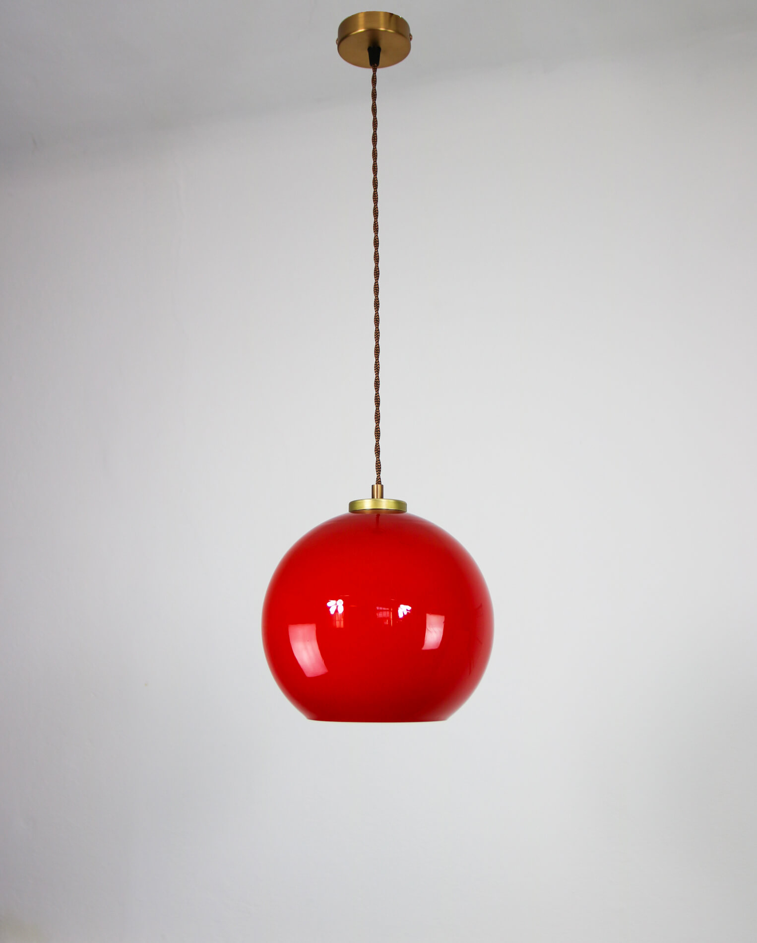 Suspension en verre rouge du milieu du siècle