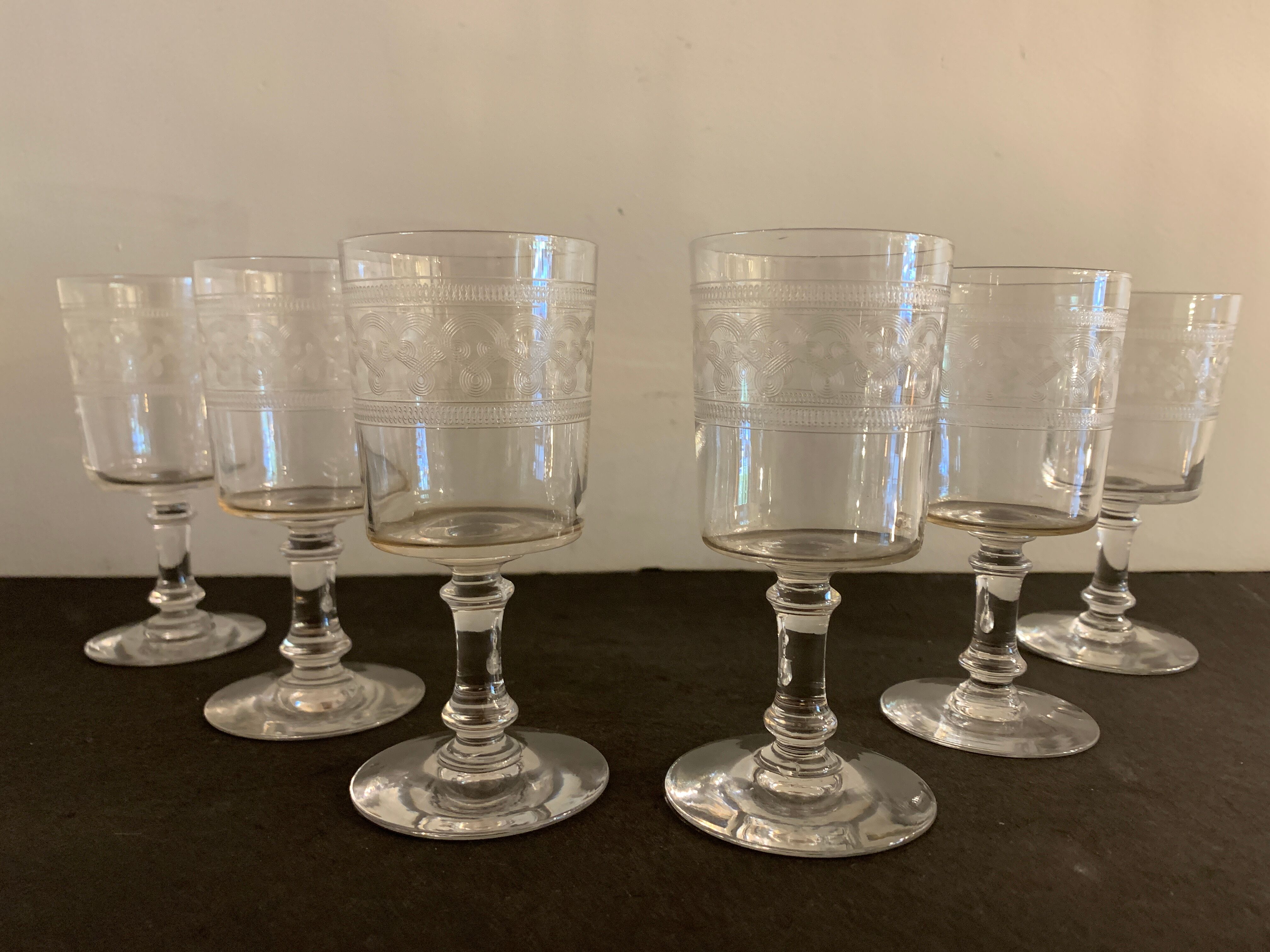 6 glasses on foot in engraved and blown crystal, height 12.5 cm