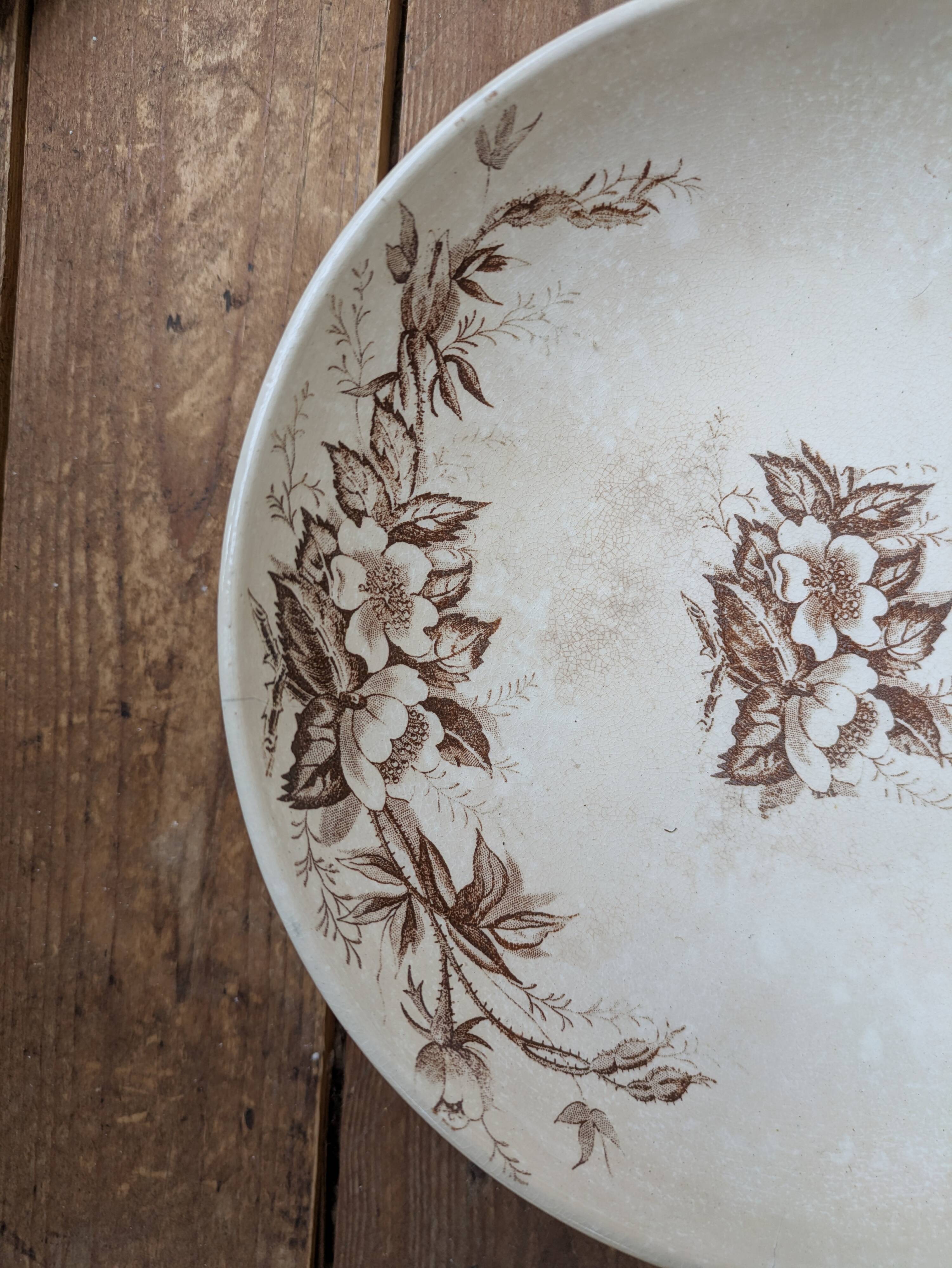 Flat serving compote dish in Terre de Fer HB & Cie with brown floral decoration.