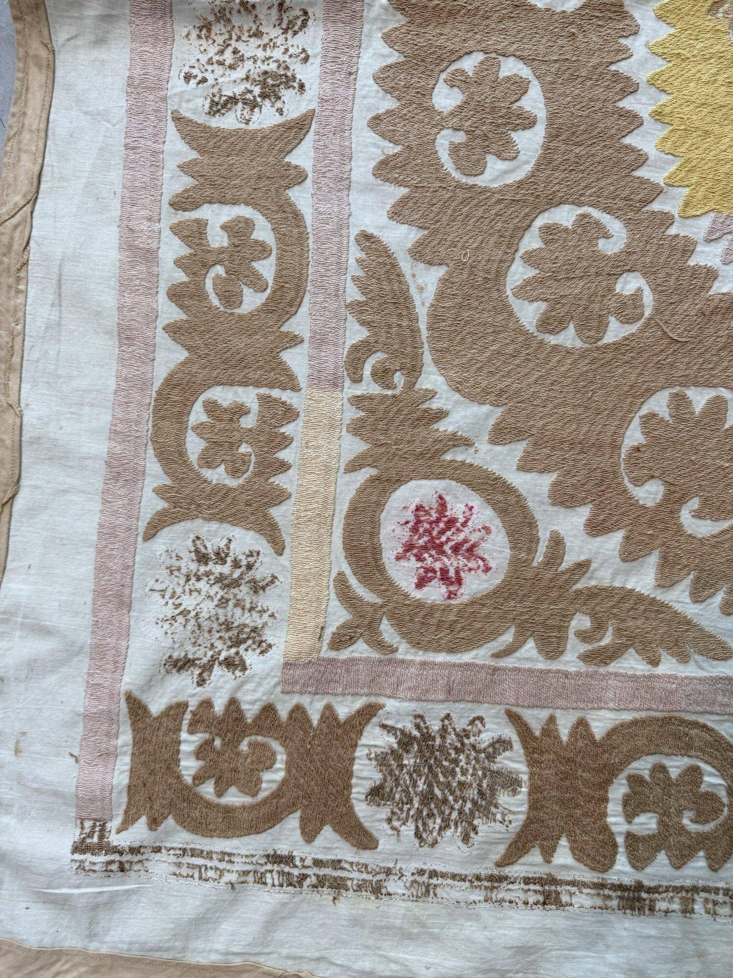 Nappe brodée à la main vintage 123x125 cm