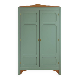Élégante armoire parisienne ancienne – revalorisée en vert Nobile et bois