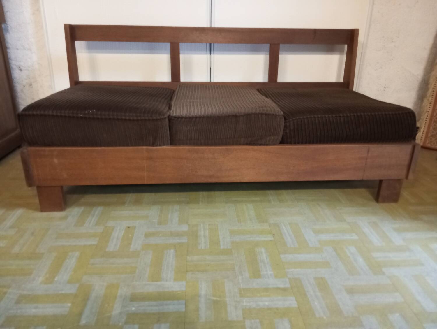 Vintage three-seater canapé in wood and velvet