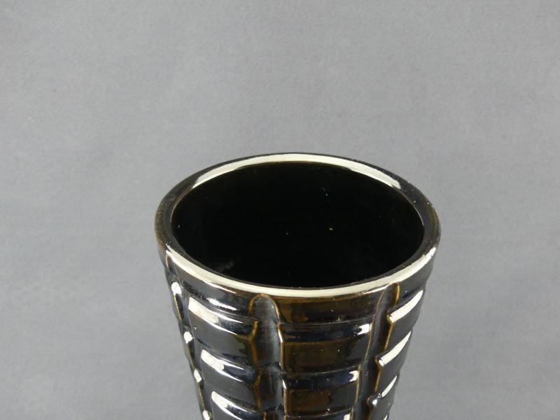 The Foulon, vase with iridescent black cover