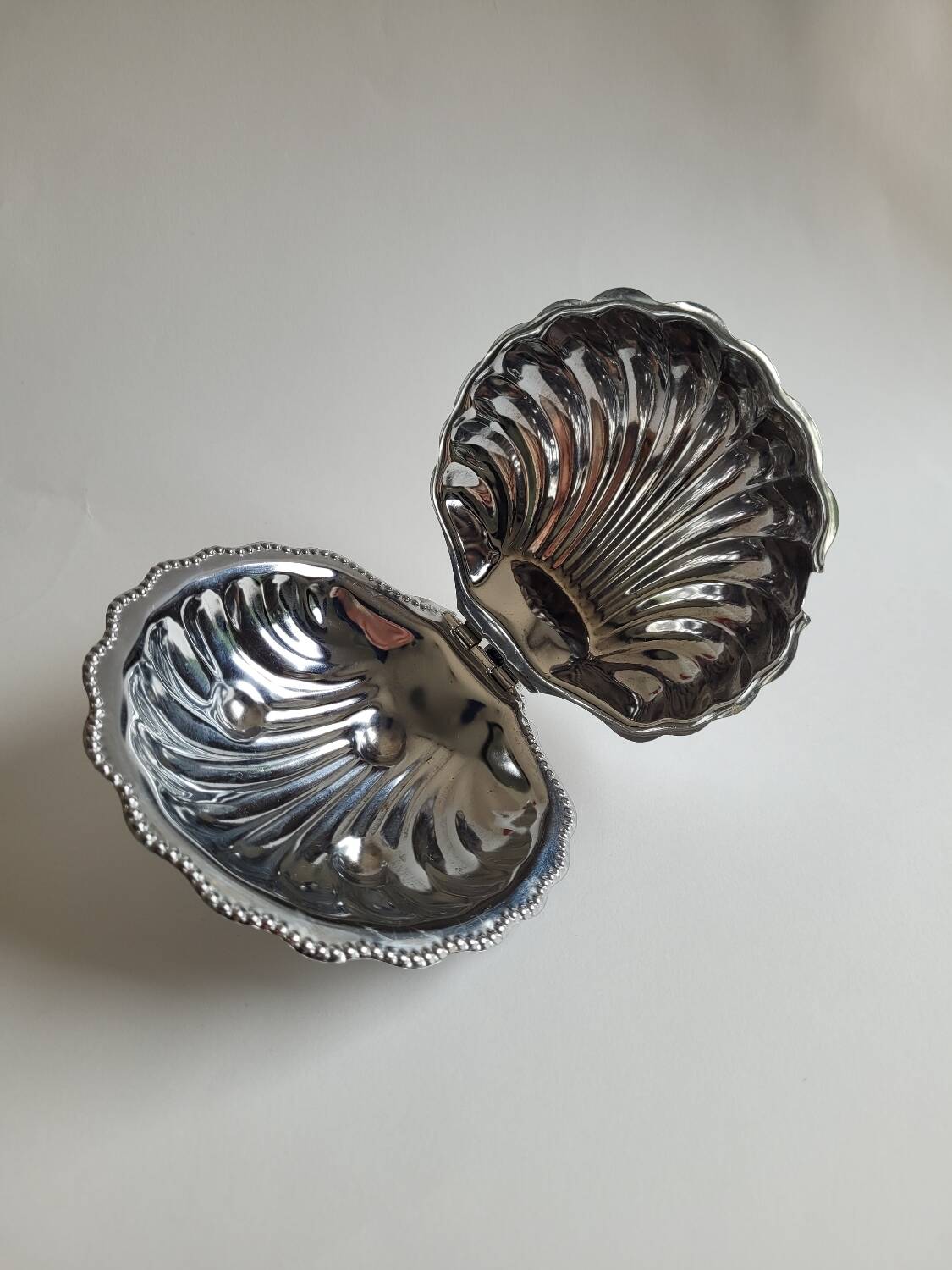 Butter dish / silver metal shell pocket