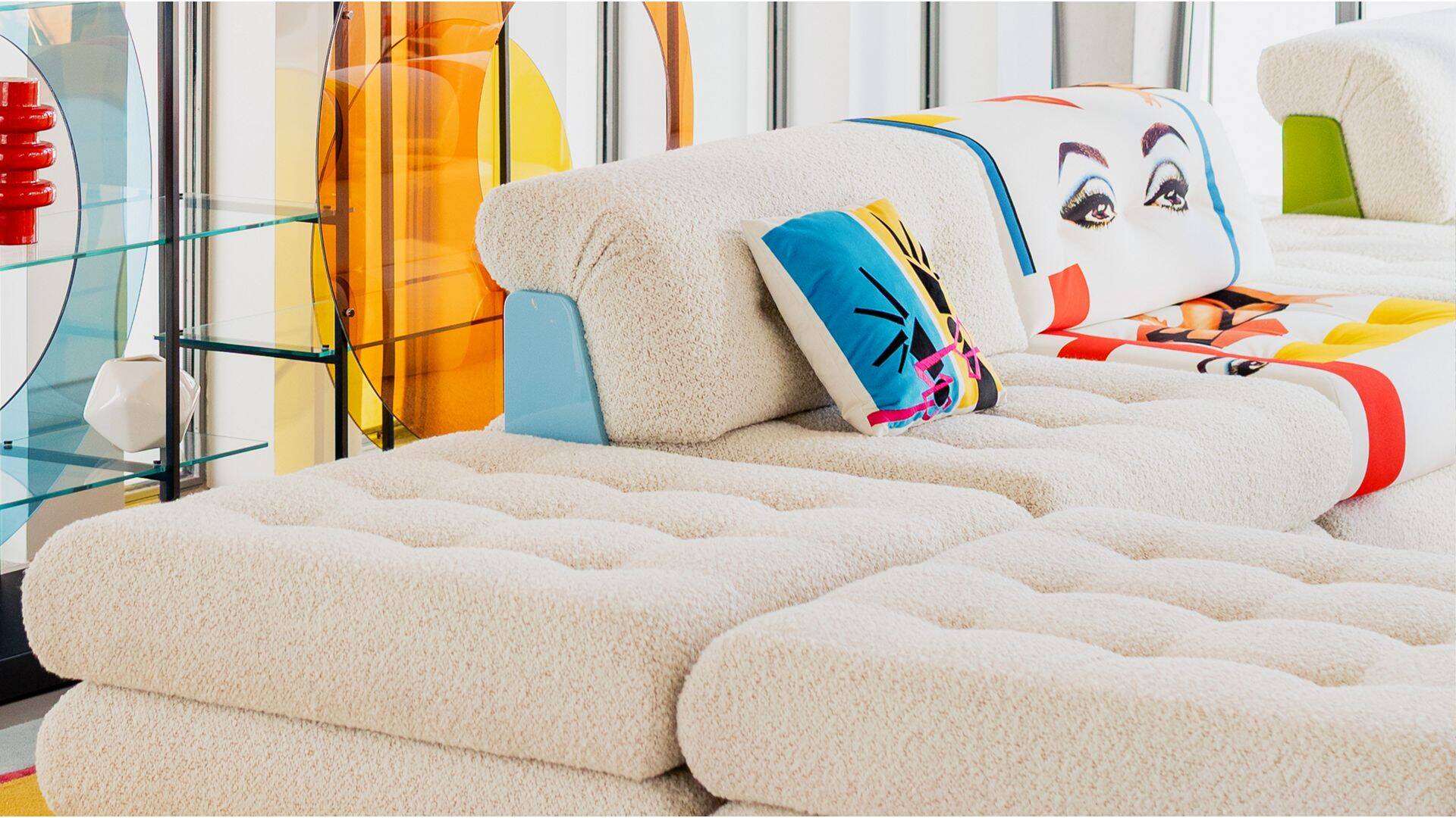 Paire de chauffeuses par Pedro Almodóvar x Roche Bobois
