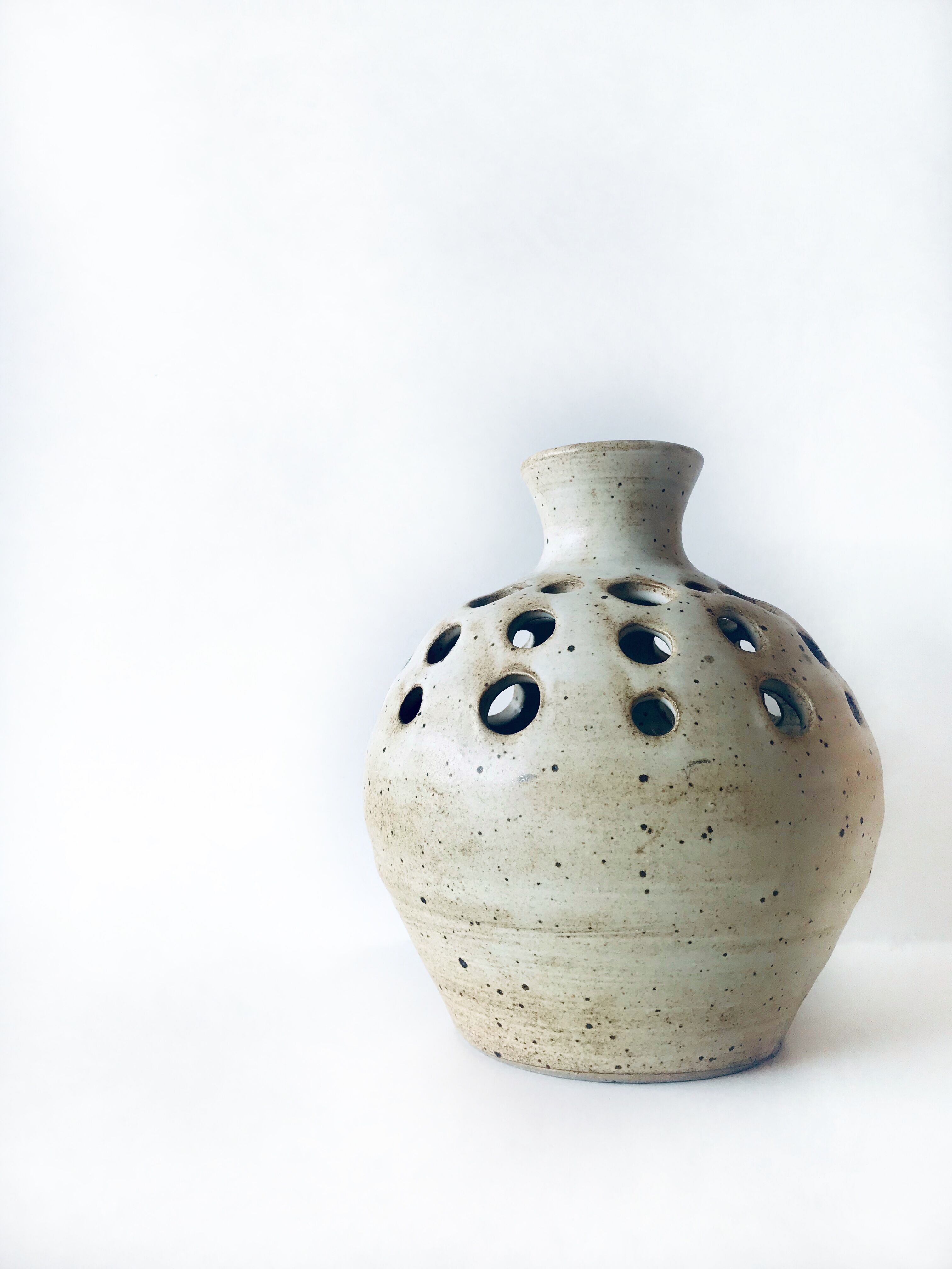 Ceramic vase pique flowers