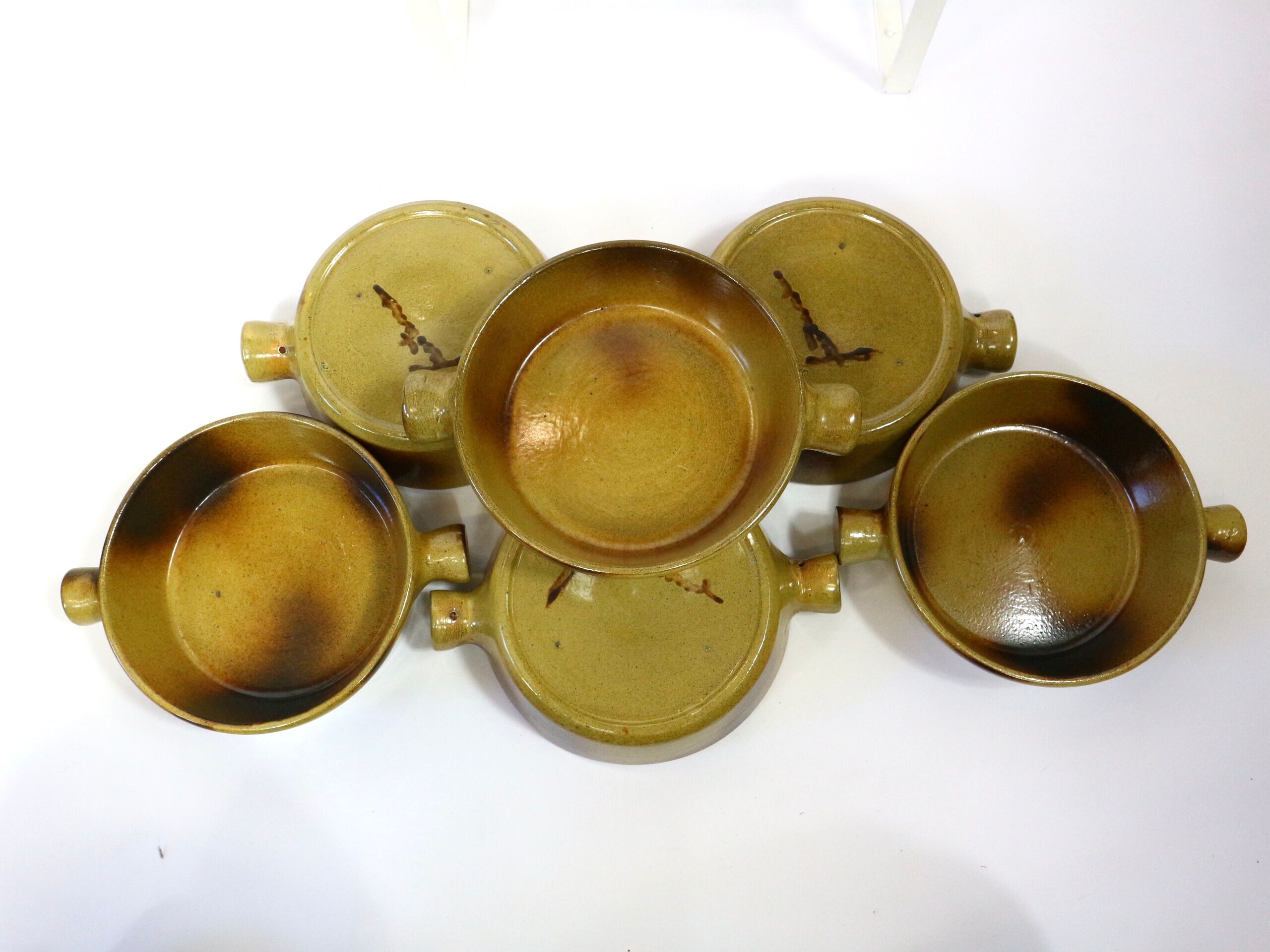 Vintage service plates and serving trays, 39 pieces, silk-screened.