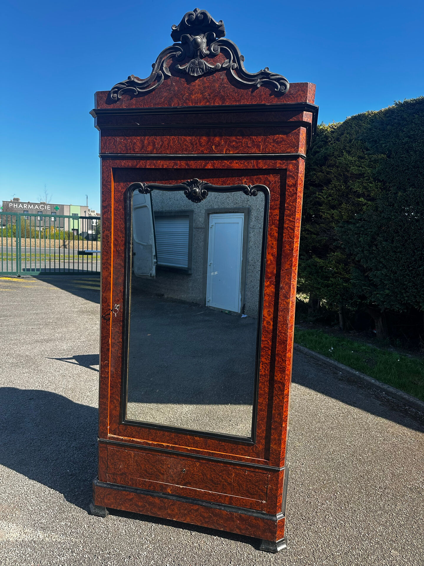Armoire à glace Napoléon III en placage de loupe