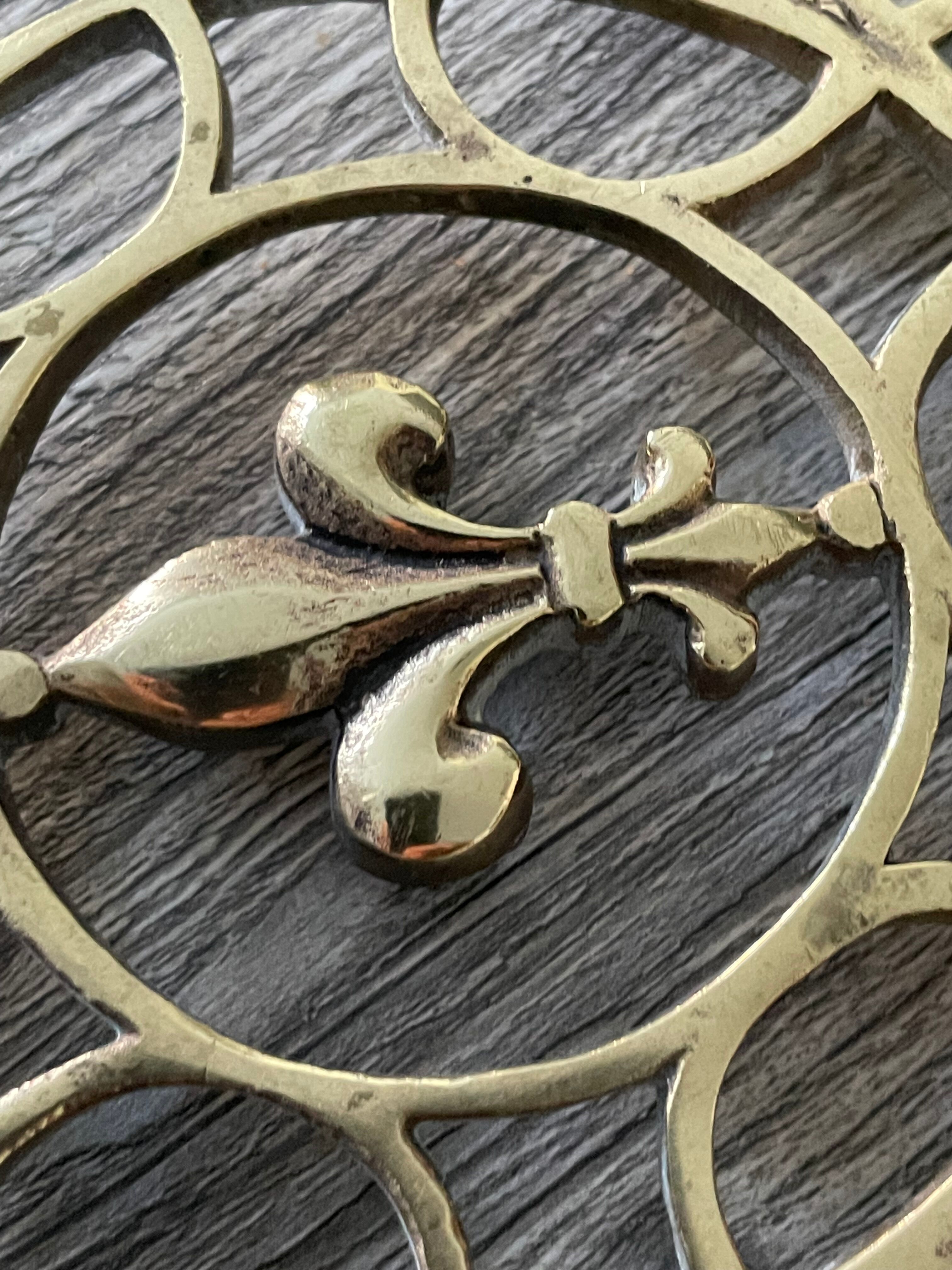 Dessous de plat à decor de Lys