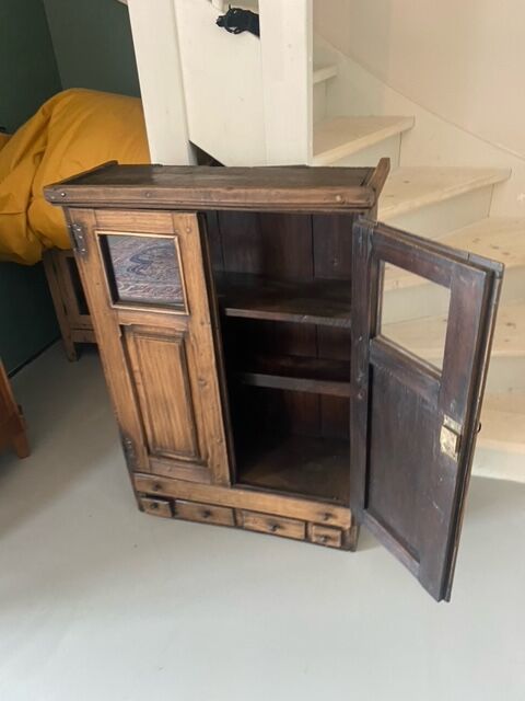 Armoire en chêne avec portes partiellement vitrées